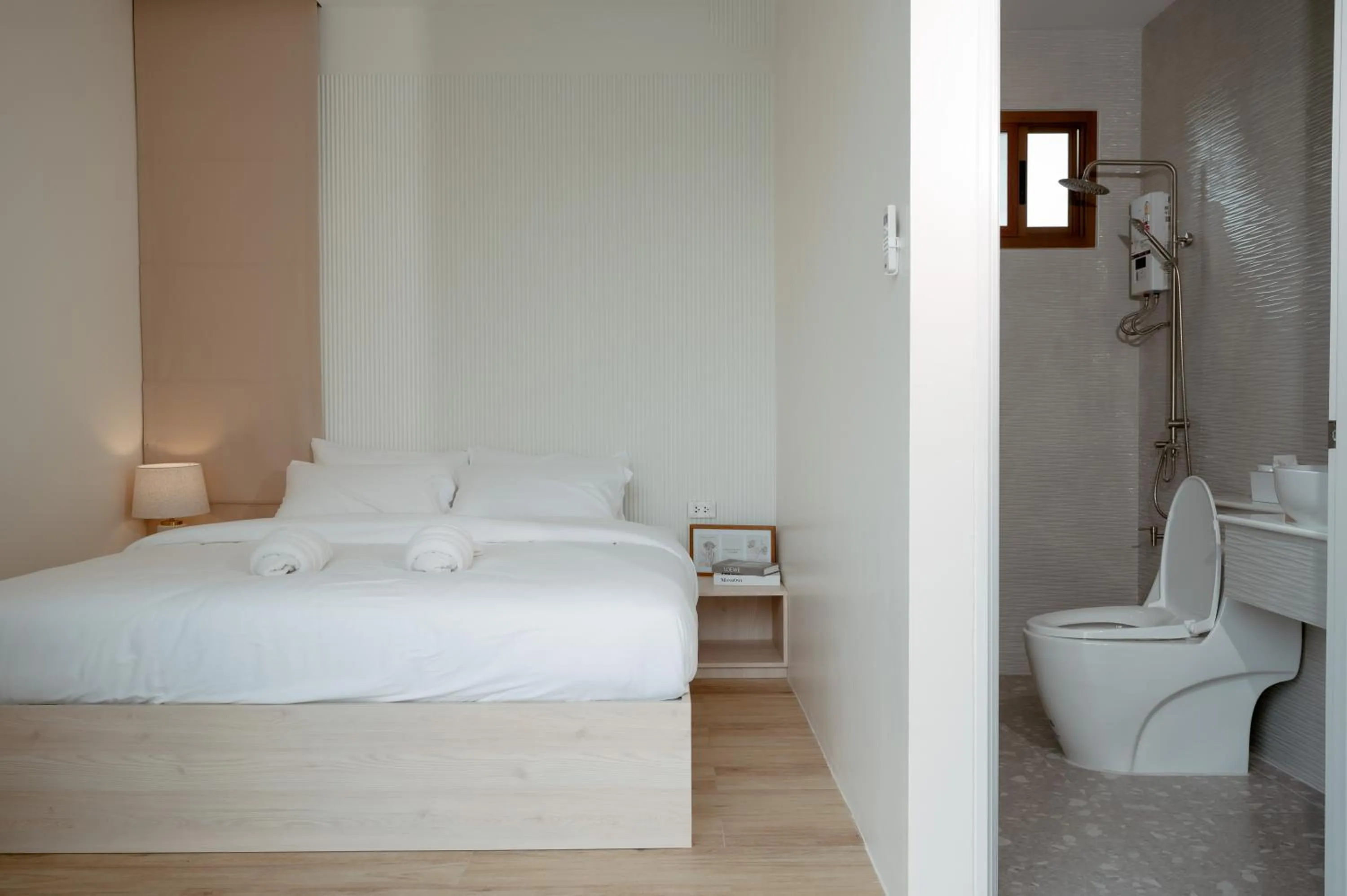 Bathroom, Bed in Villa Paramount 2