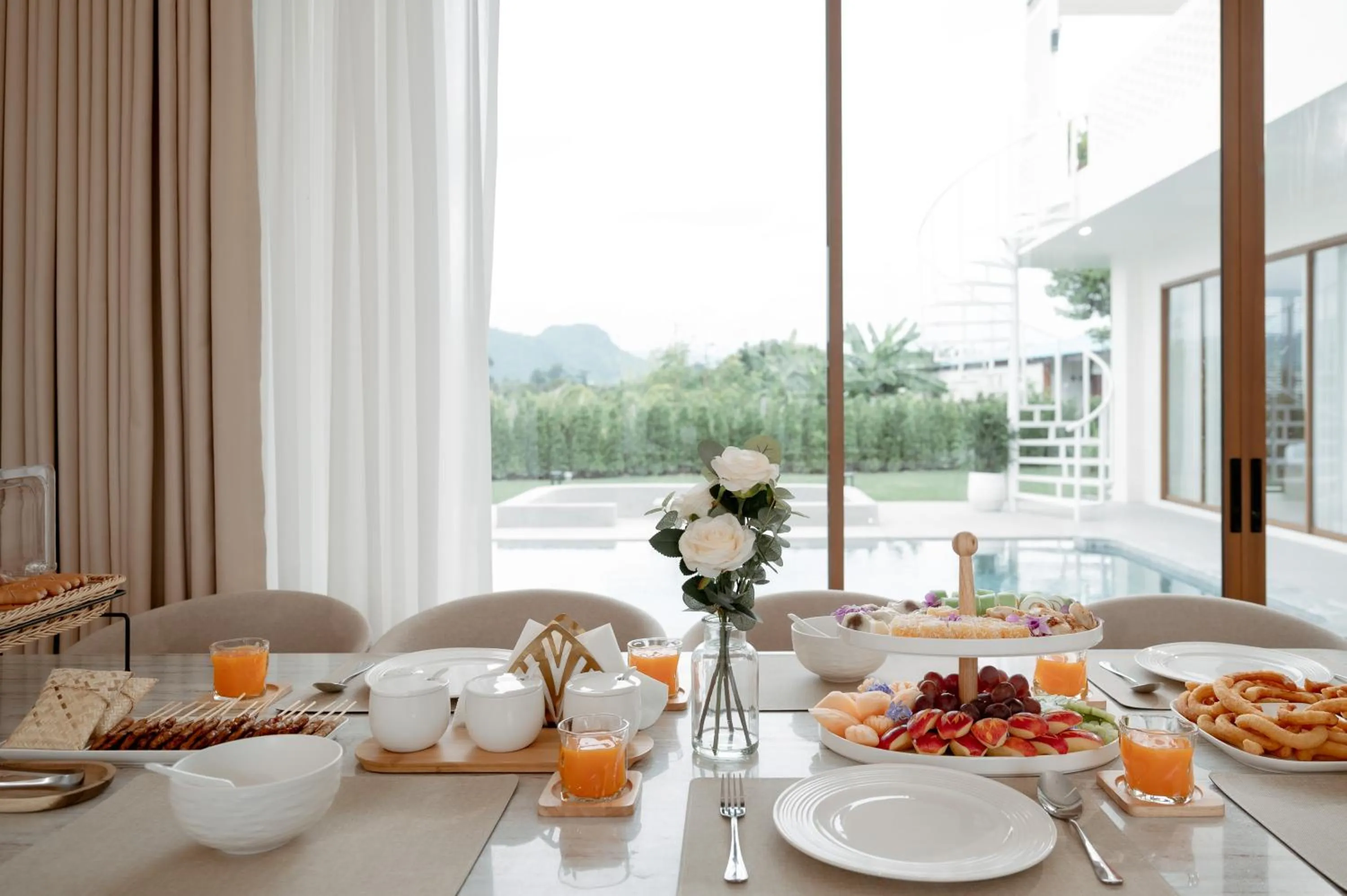 Food and drinks in Villa Paramount 2