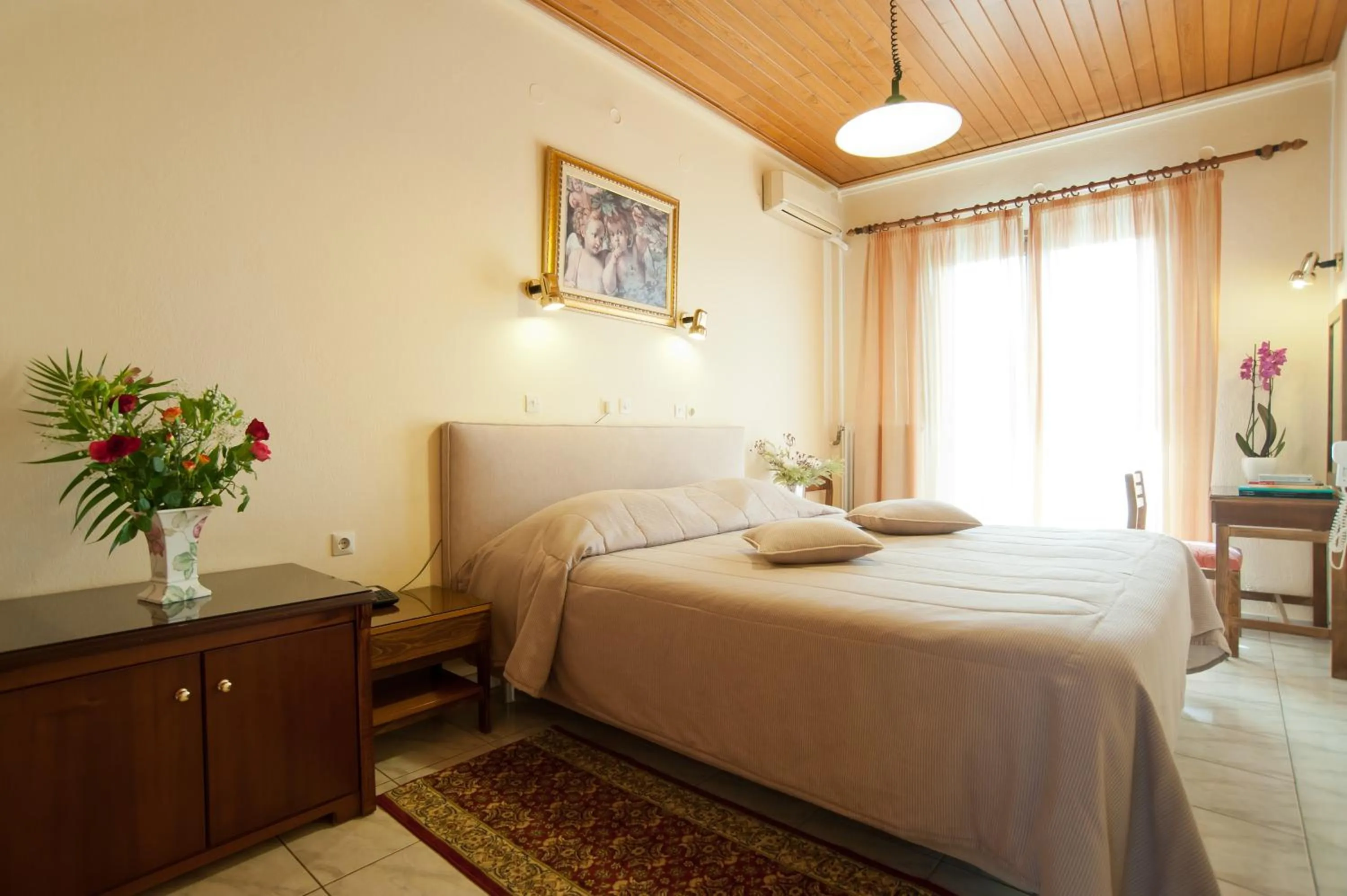 Photo of the whole room, Bed in Hermes Delphi Hotel