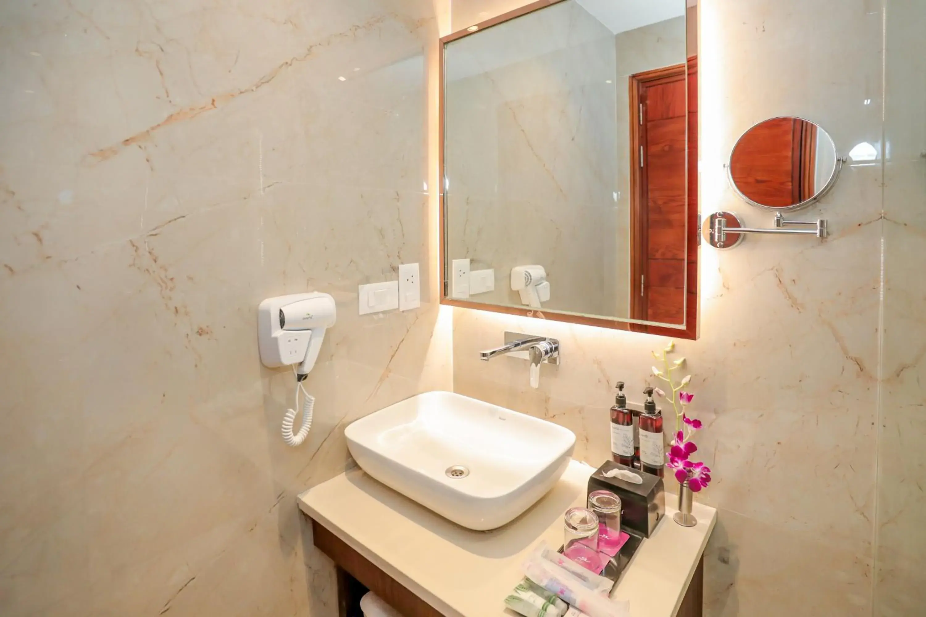 Deluxe Double Room - single occupancy in Regenta Place Phagwara by Royal Orchid Hotels Limited Deluxe Double Room - single occupancy in Regenta Place Phagwara by Royal Orchid Hotels Limited