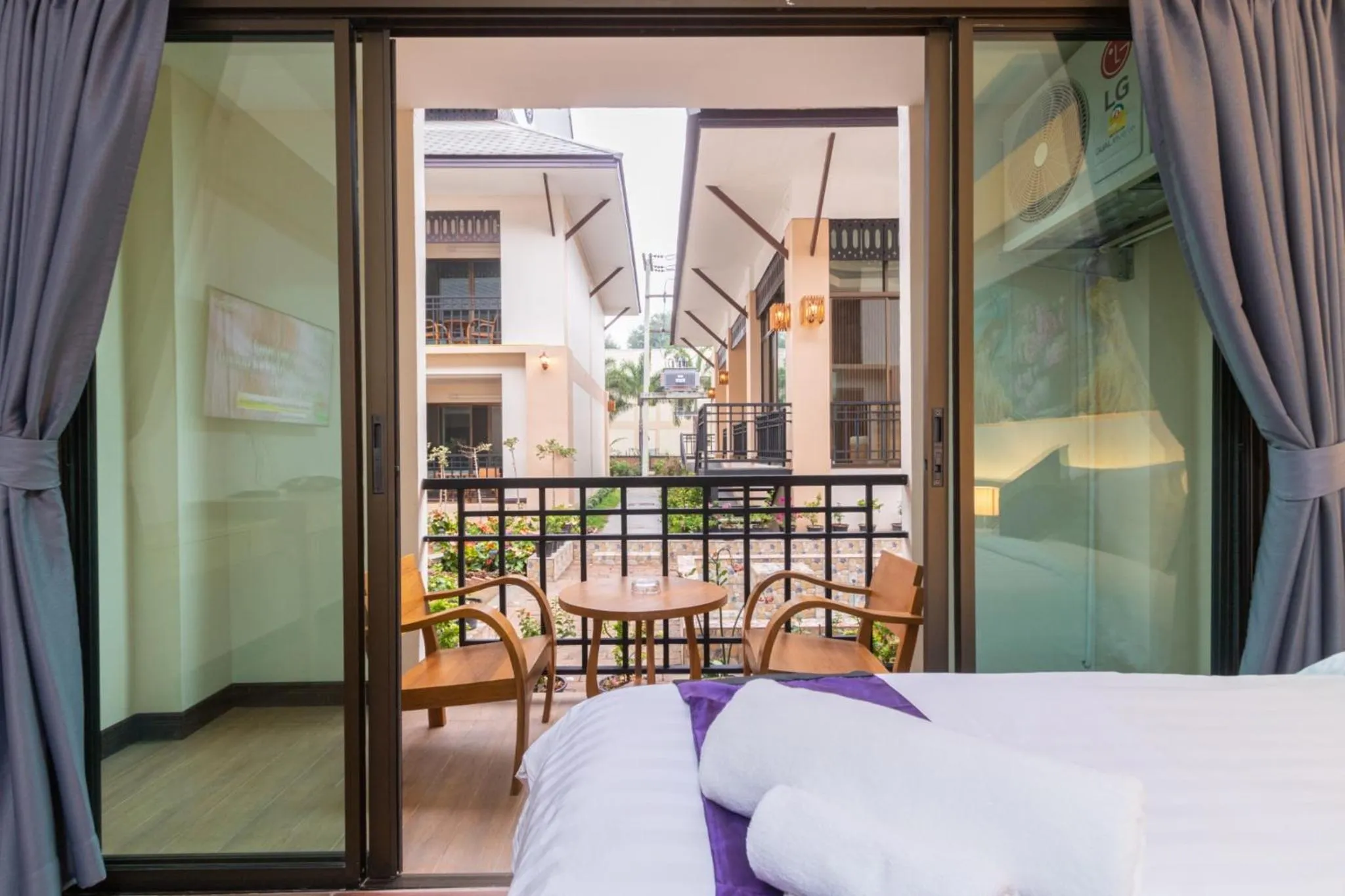 Balcony/Terrace, Bed in Peacock De Pai Hotel