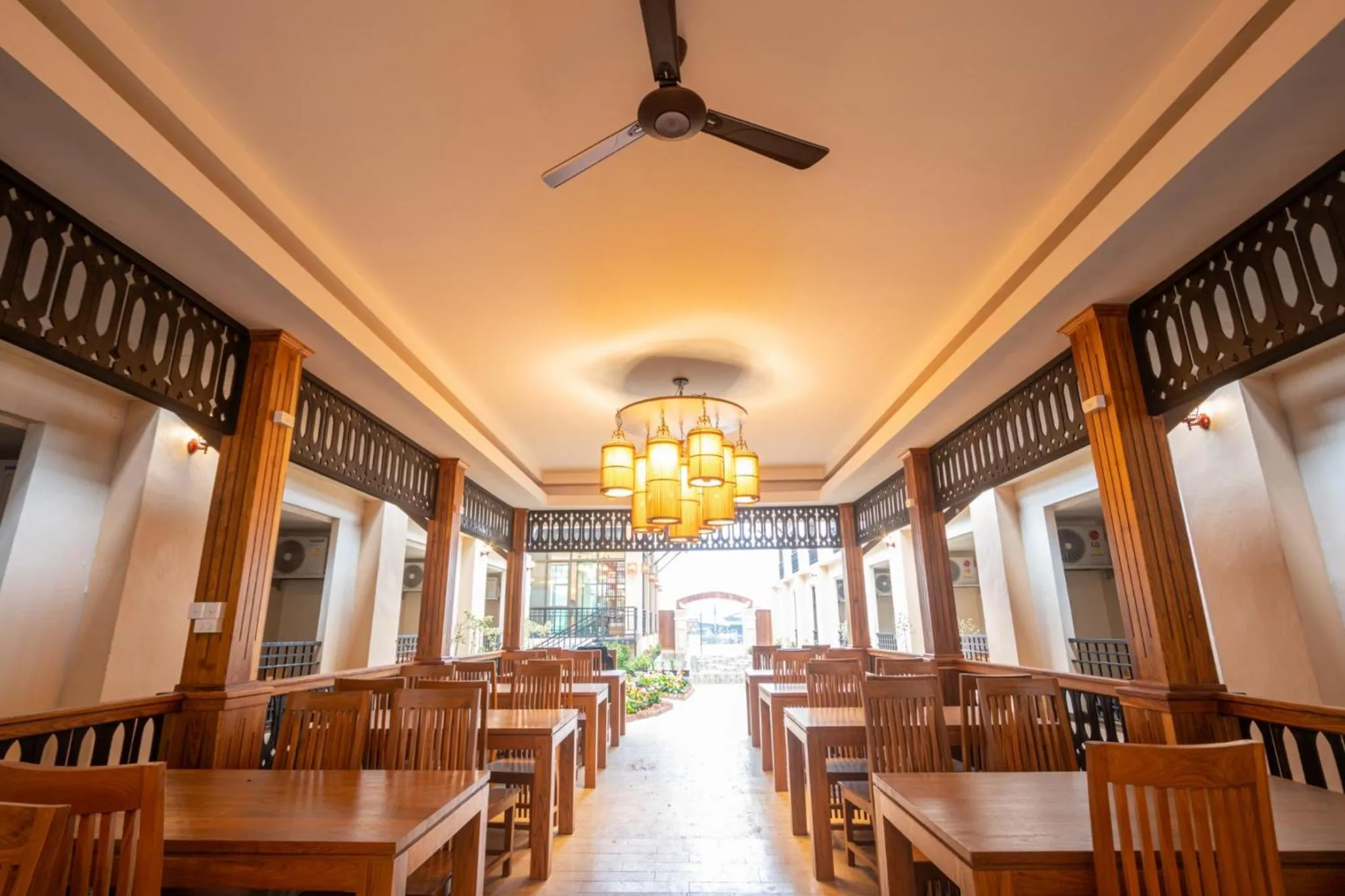 Restaurant/places to eat in Peacock De Pai Hotel