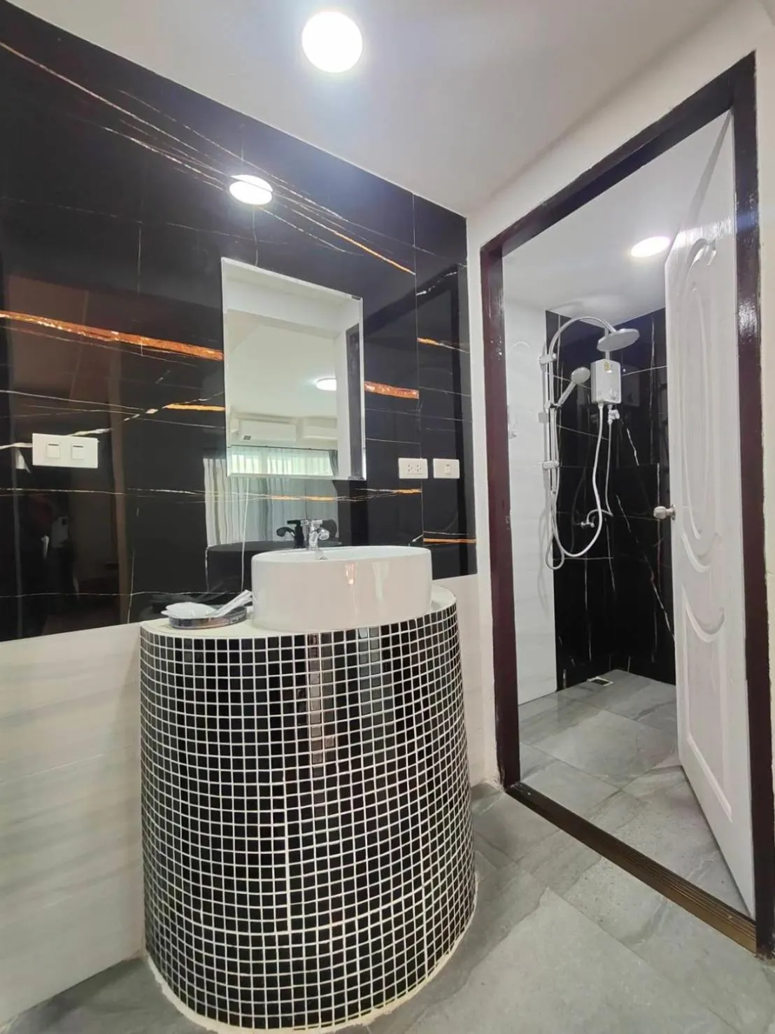 Shower in Peacock De Pai Hotel