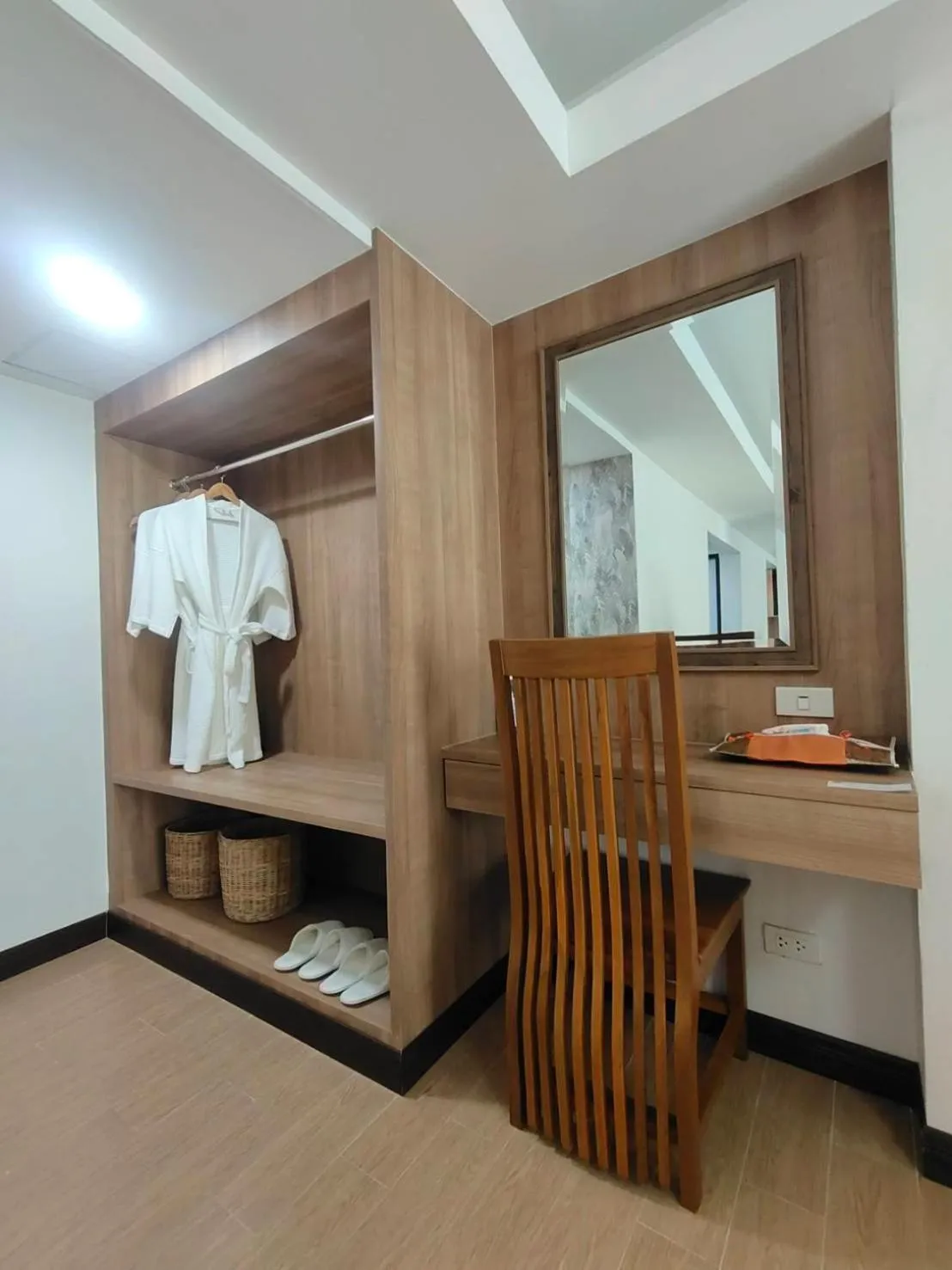 wardrobe in Peacock De Pai Hotel