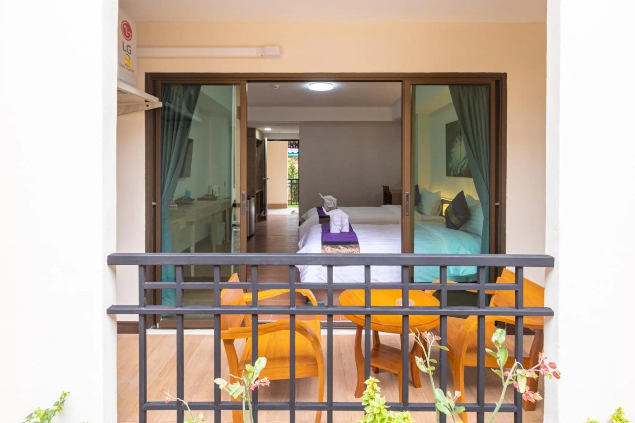 Balcony/Terrace, Bed in Peacock De Pai Hotel