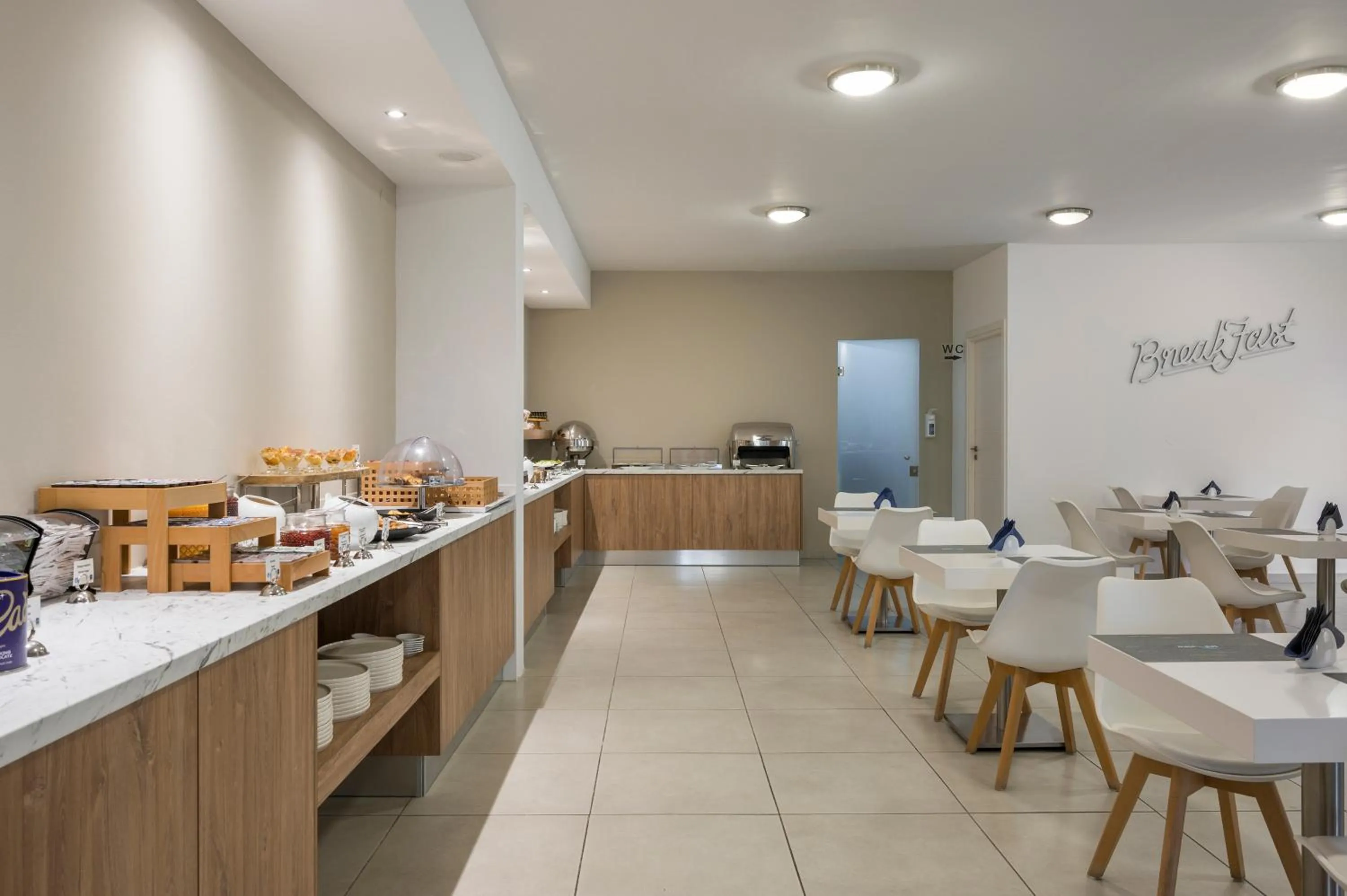 Restaurant/places to eat in Sea View Hotel & Apartments