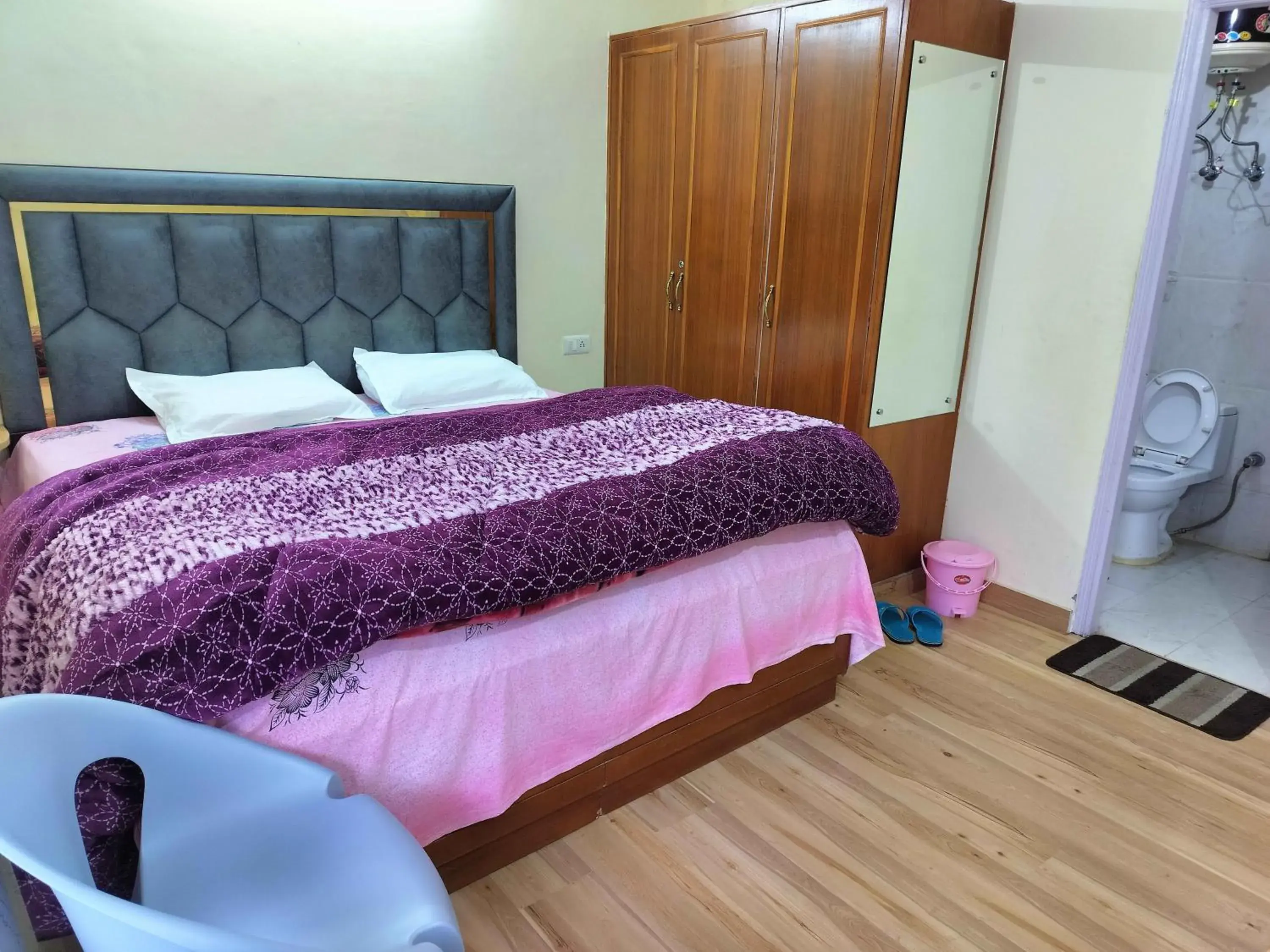 Bed in Shimla Vibes B & B free pick and drop from ISBT Shimla Bed in Shimla Vibes B & B free pick and drop from ISBT Shimla