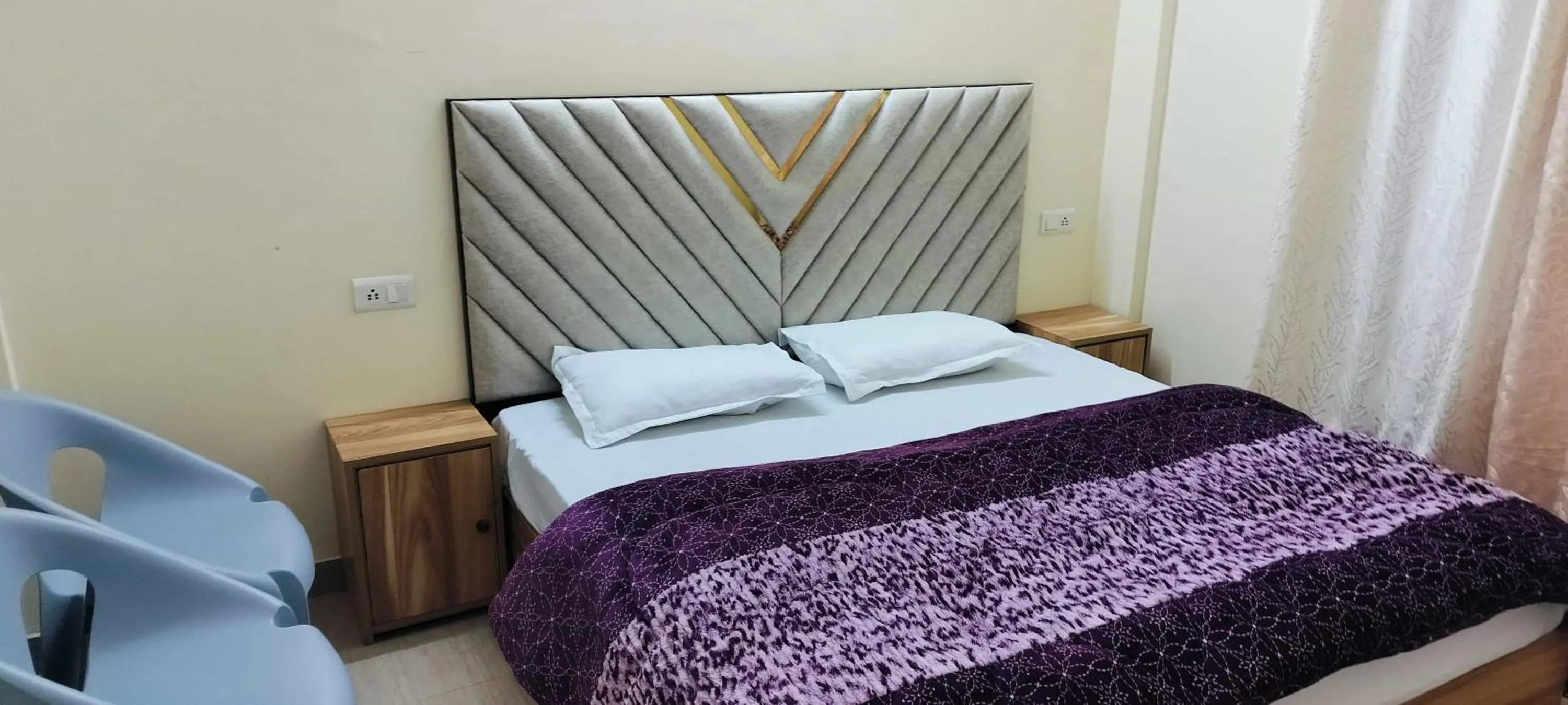 Bed in Shimla Vibes B & B free pick and drop from ISBT Shimla