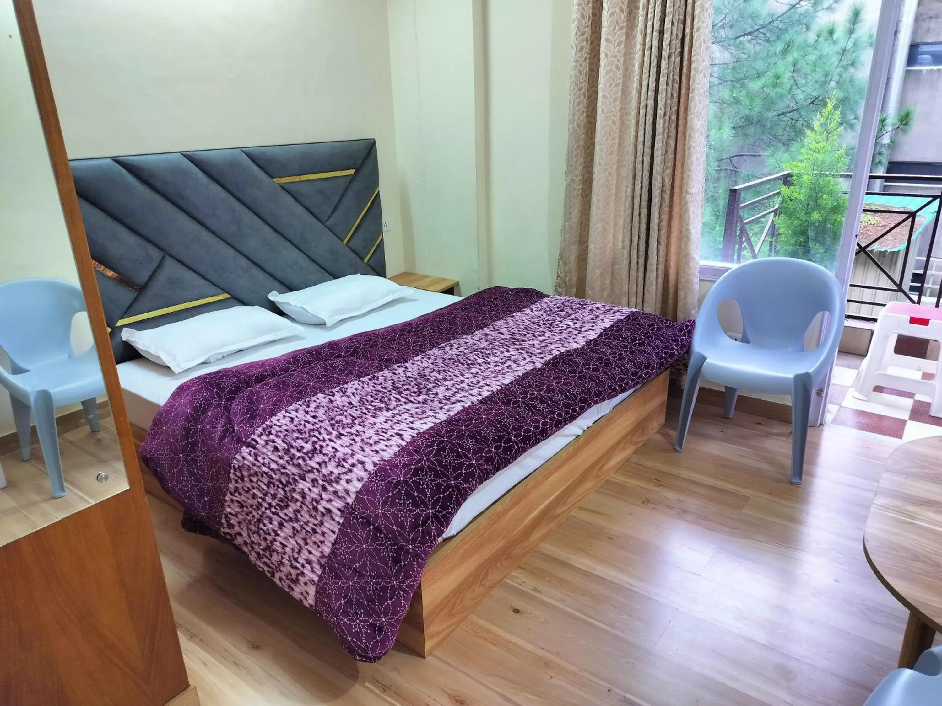 Bed in Shimla Vibes B & B free pick and drop from ISBT Shimla Bed in Shimla Vibes B & B free pick and drop from ISBT Shimla