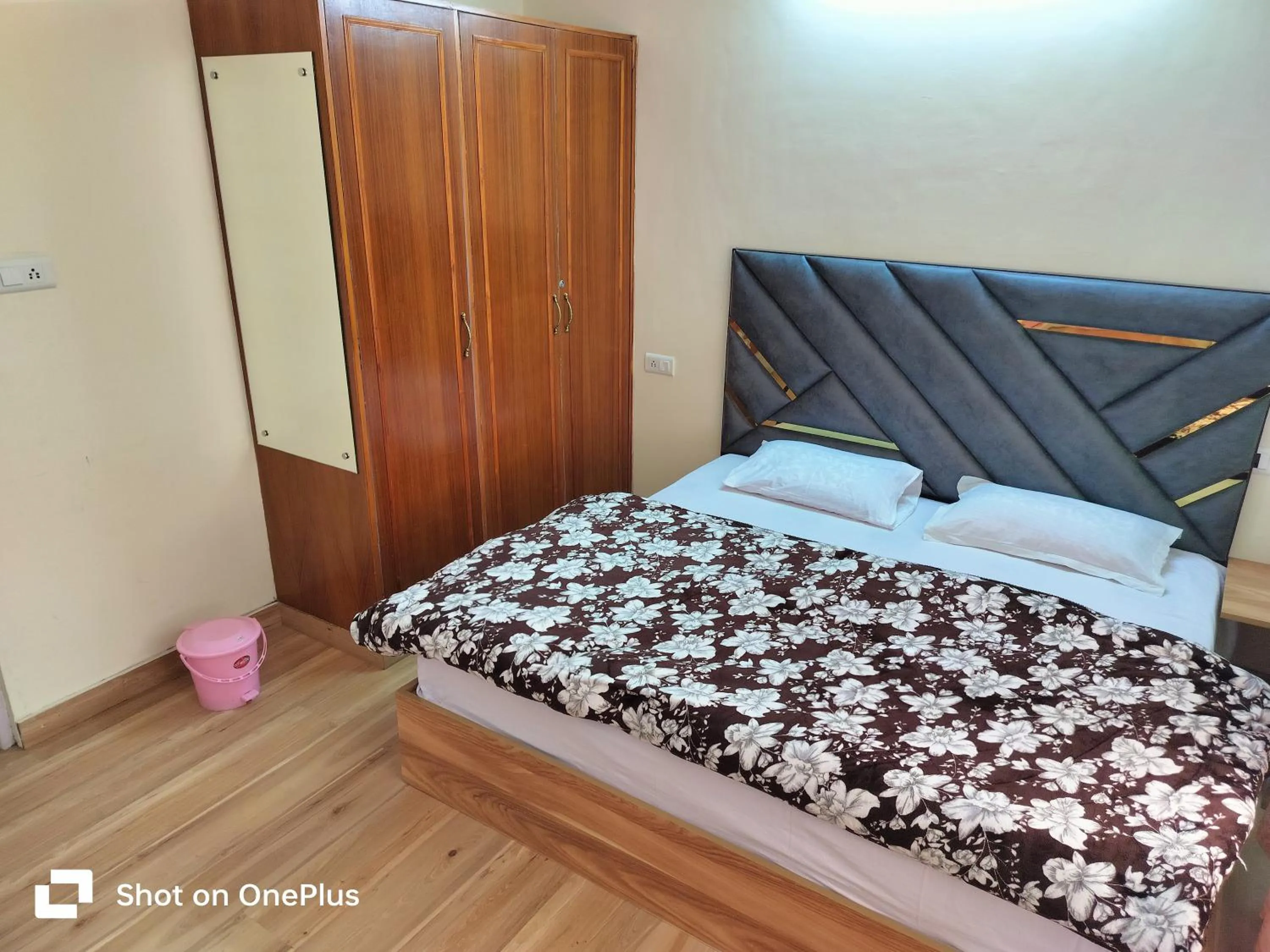 Bed in Shimla Vibes B & B free pick and drop from ISBT Shimla