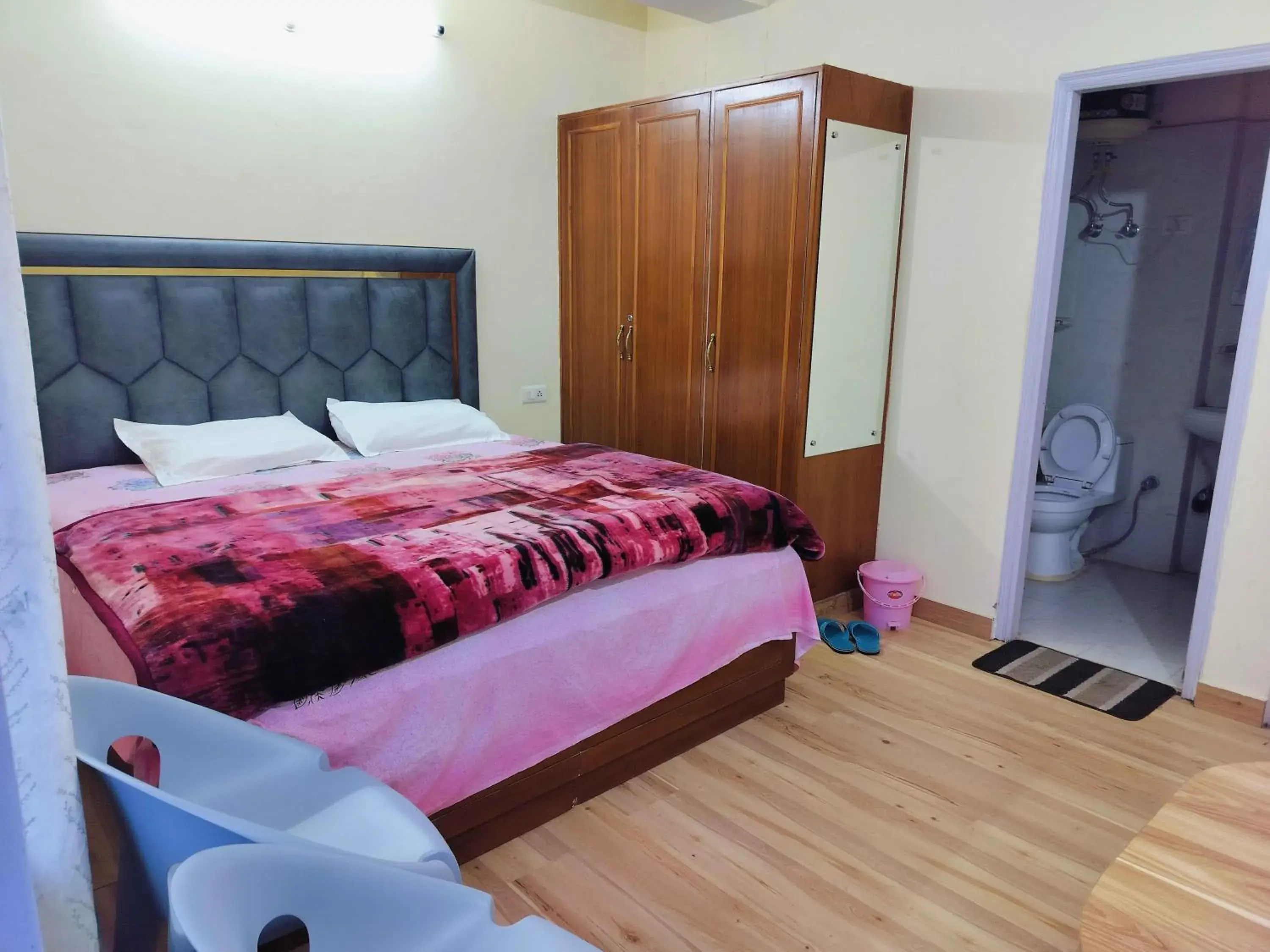 Bed in Shimla Vibes B & B free pick and drop from ISBT Shimla Bed in Shimla Vibes B & B free pick and drop from ISBT Shimla