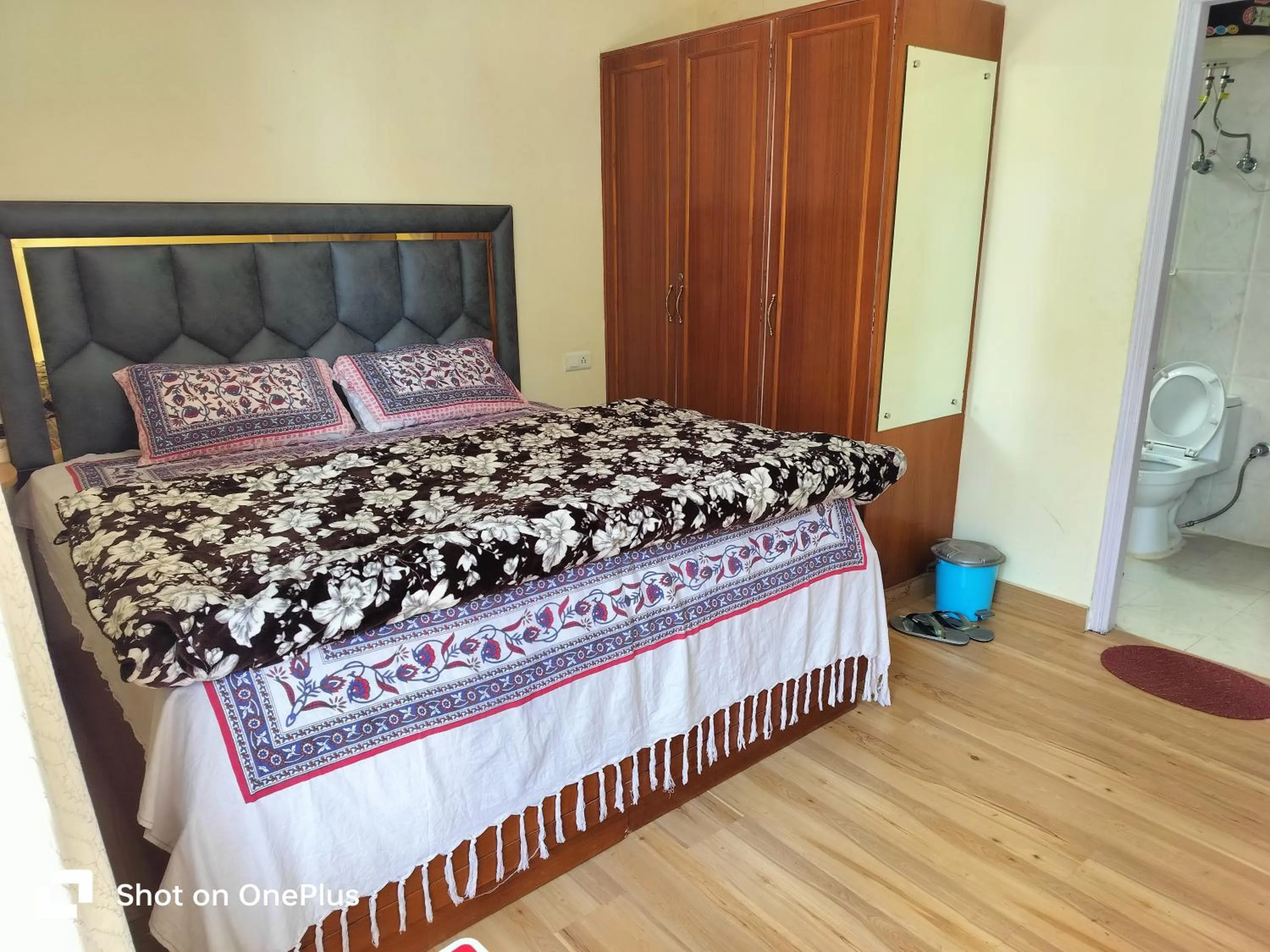 Bed in Shimla Vibes B & B free pick and drop from ISBT Shimla