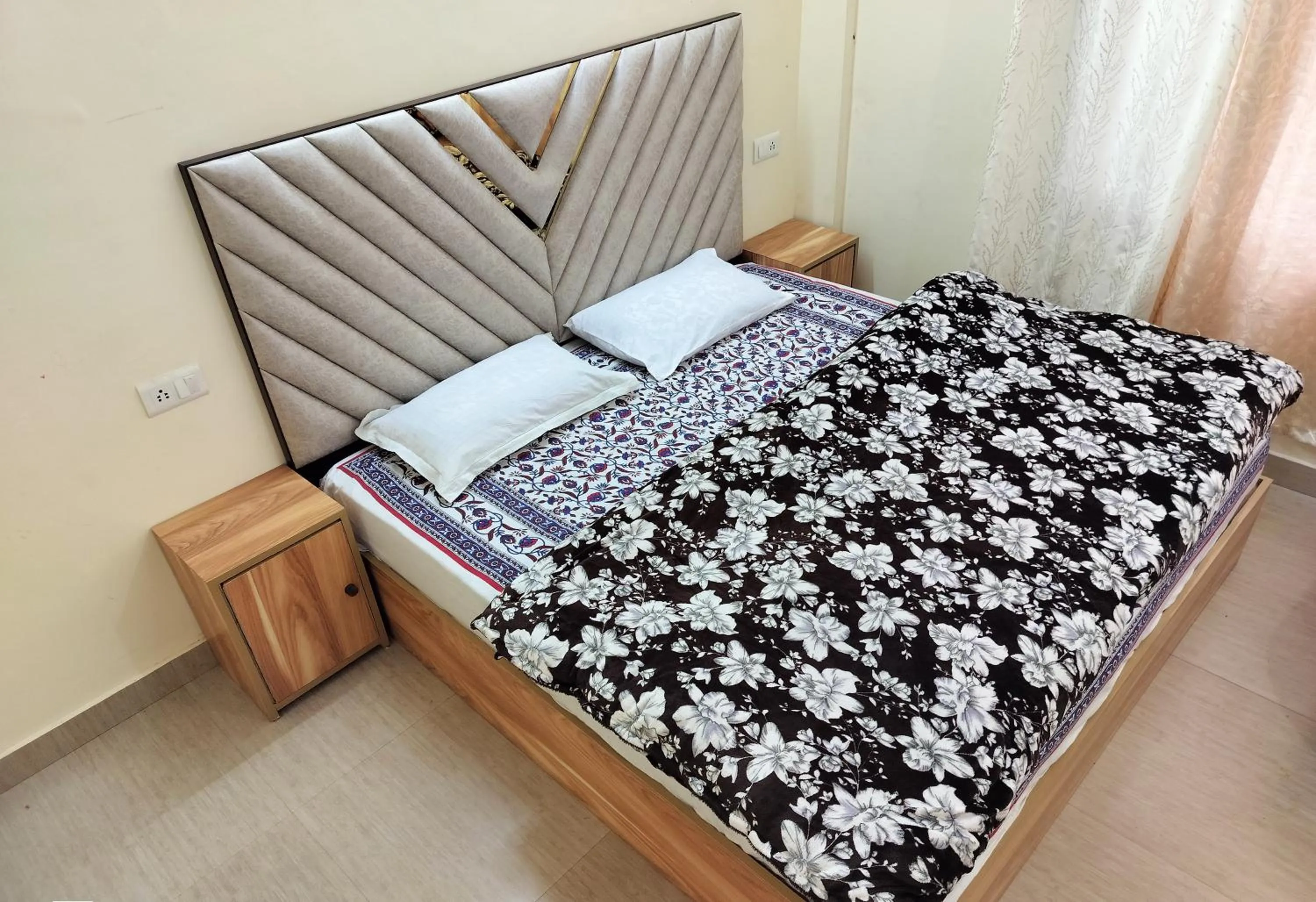 Bed in Shimla Vibes B & B free pick and drop from ISBT Shimla