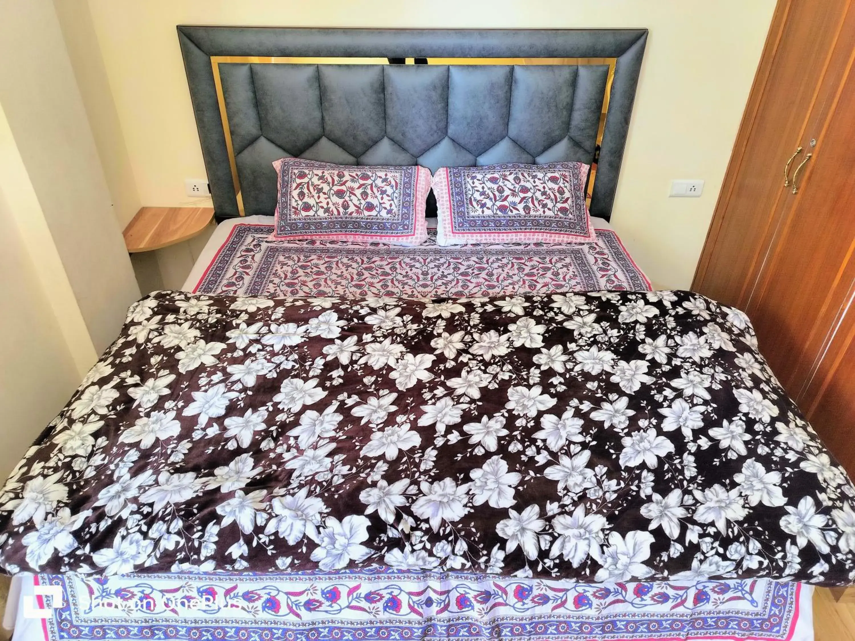 Bedroom in Shimla Vibes B & B free pick and drop from ISBT Shimla Bedroom in Shimla Vibes B & B free pick and drop from ISBT Shimla