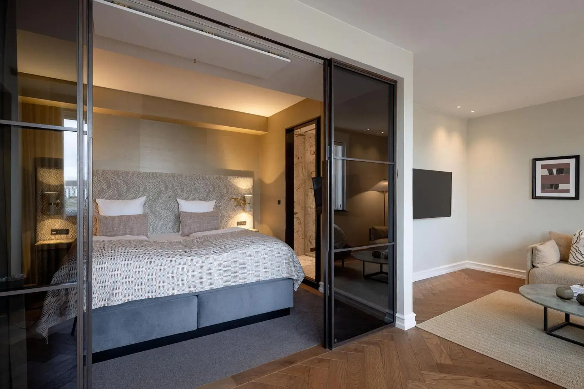 Bedroom, Bed in Hypernym Hotel & Suites Bedroom, Bed in Hypernym Hotel & Suites