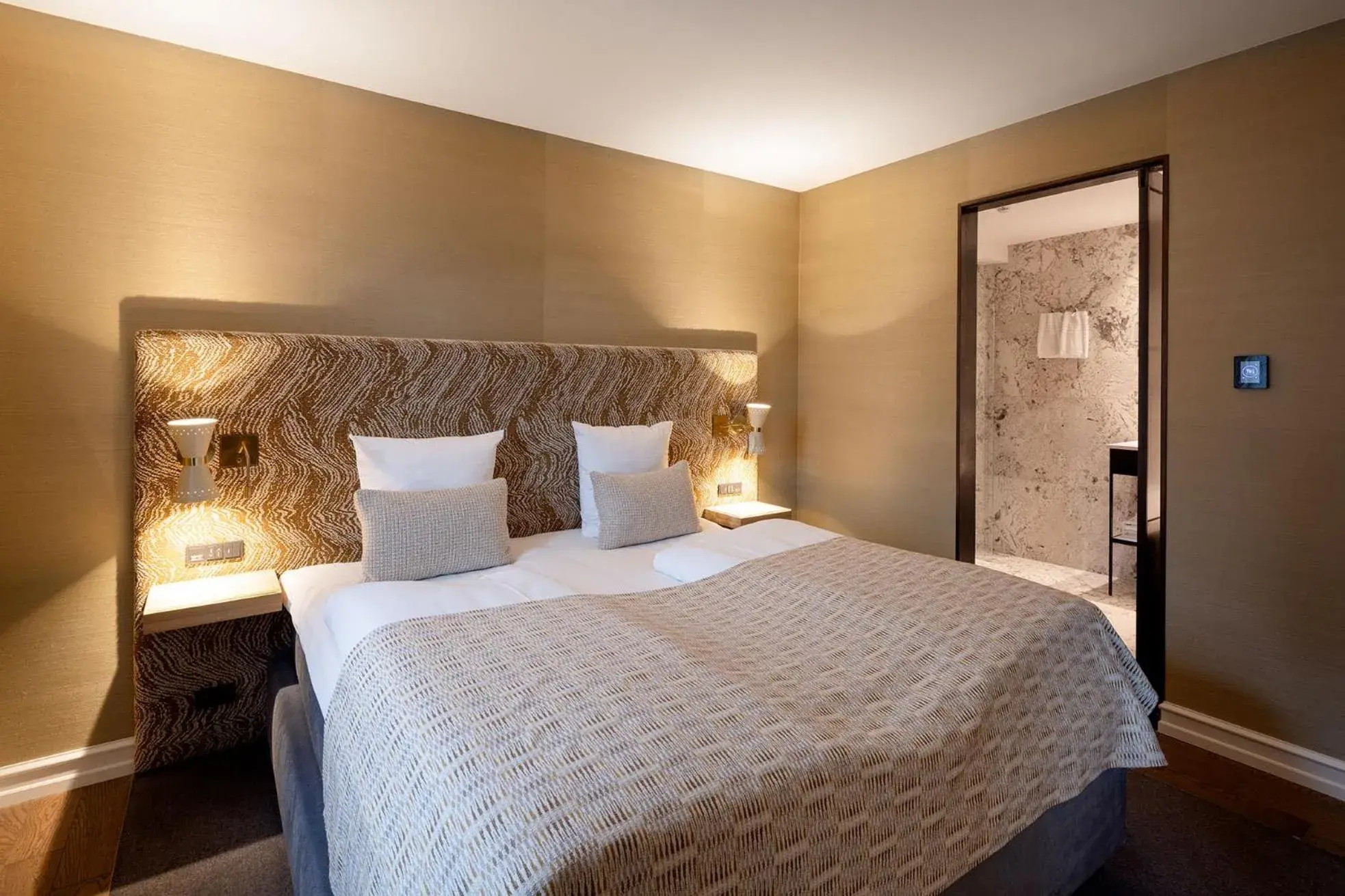 Bedroom, Bed in Hypernym Hotel & Suites Bedroom, Bed in Hypernym Hotel & Suites