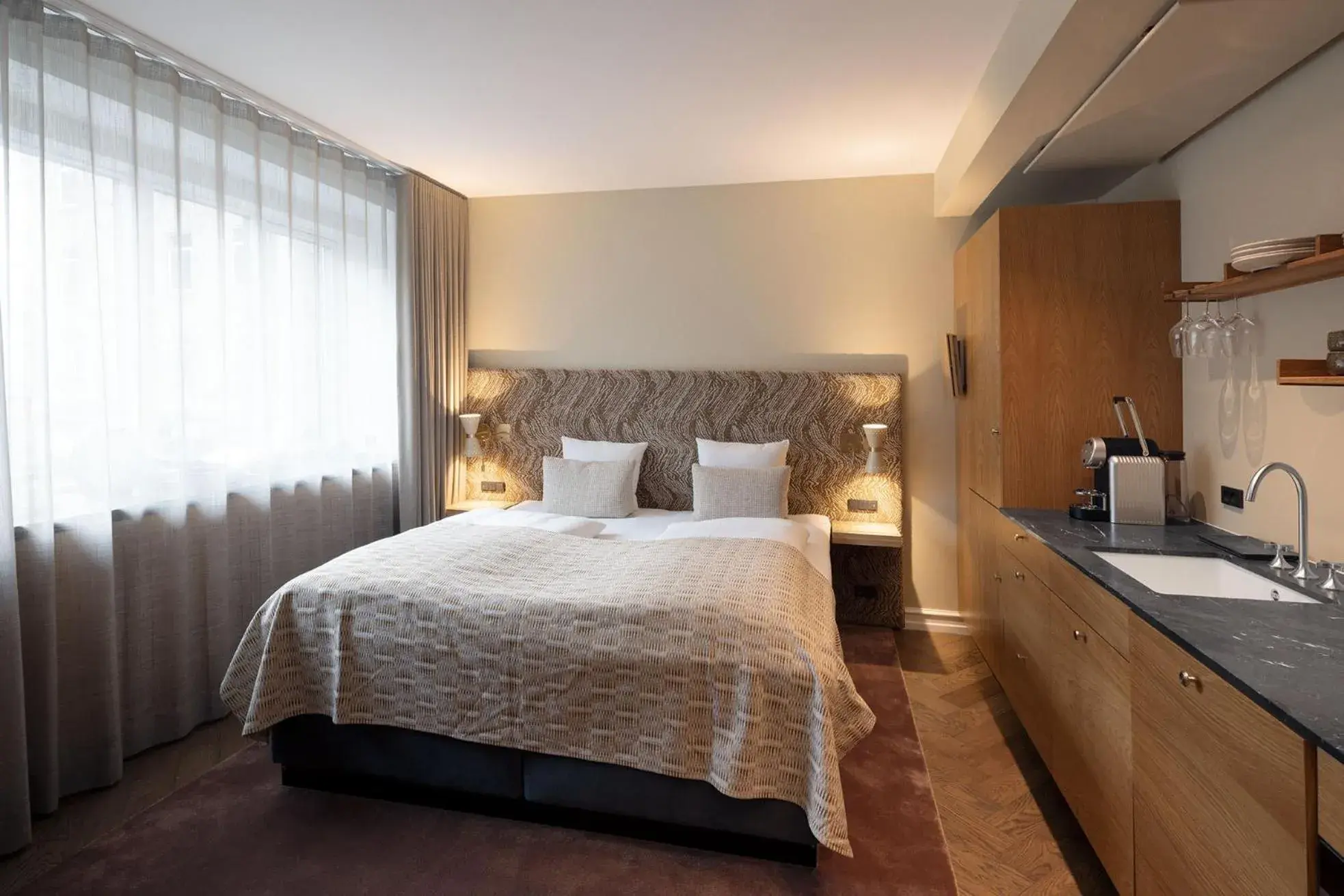 Kitchen or kitchenette, Bed in Hypernym Hotel & Suites Kitchen or kitchenette, Bed in Hypernym Hotel & Suites