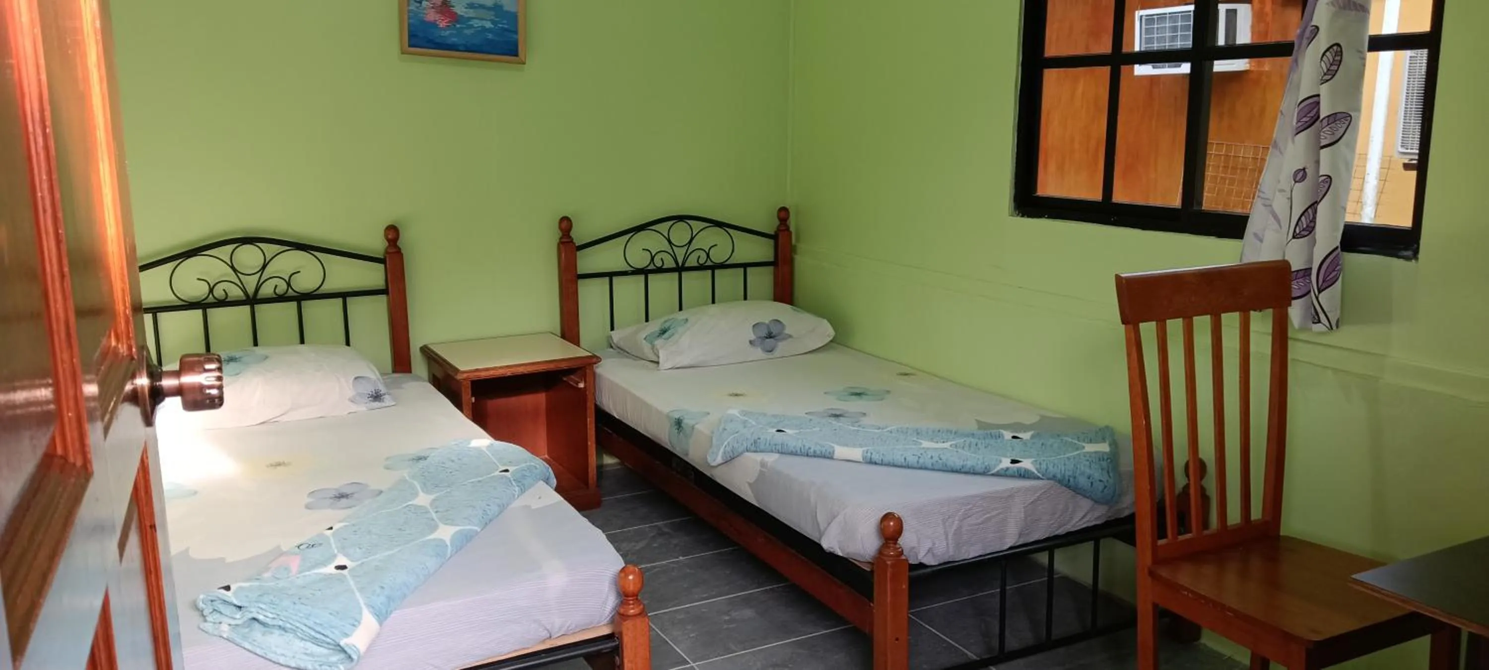 Budget Twin Room in Cheers Garden Chalet