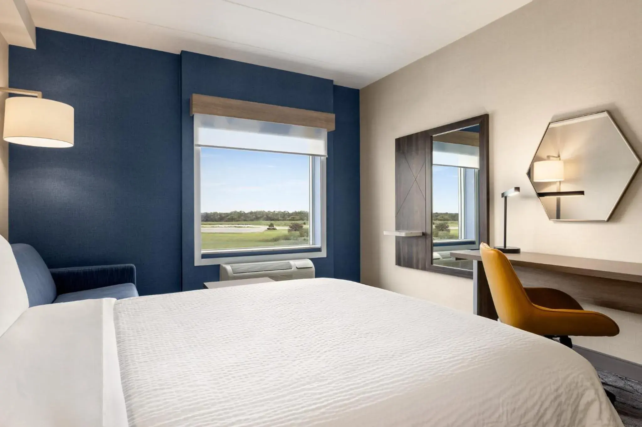 Bedroom, Bed in Holiday Inn Express - Strathroy by IHG Bedroom, Bed in Holiday Inn Express - Strathroy by IHG