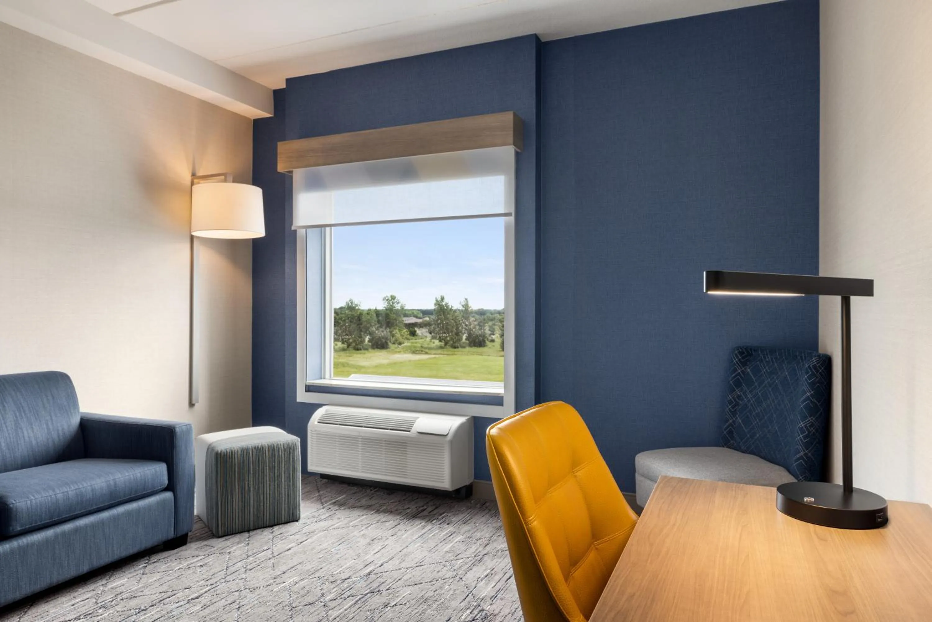 Seating area in Holiday Inn Express - Strathroy by IHG