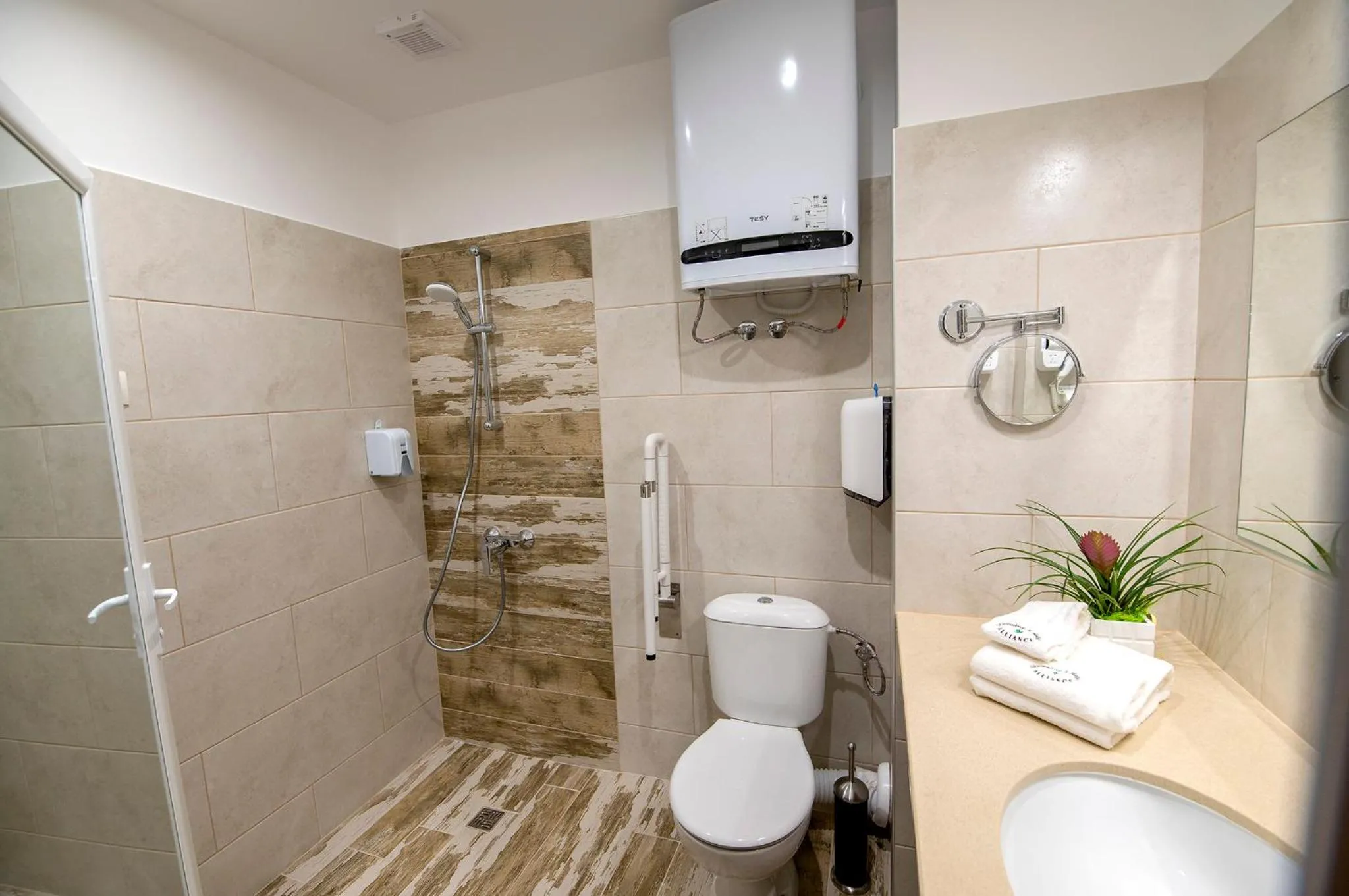 Shower in Glamping Alliance Hotel