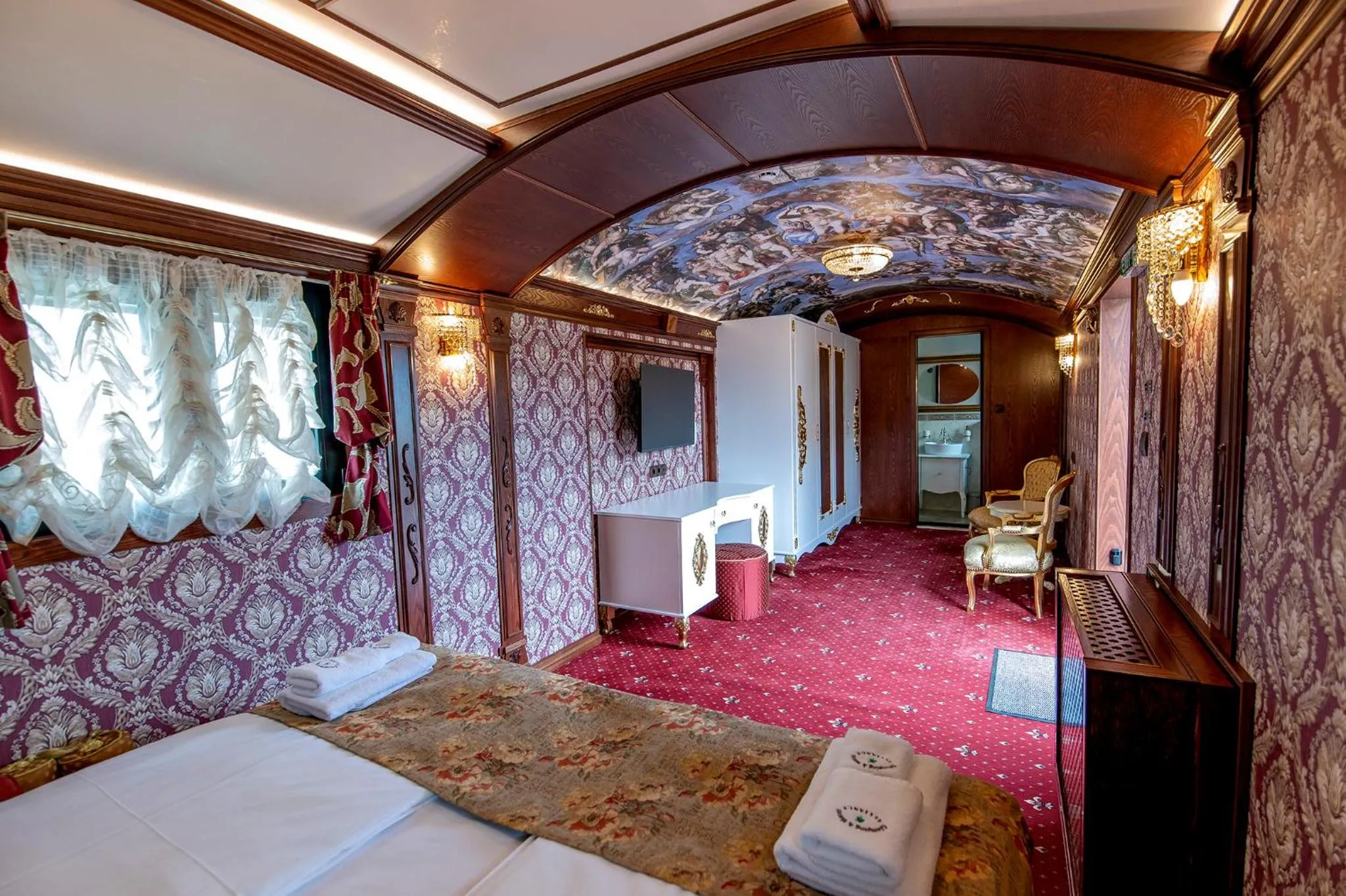 Toilet, Bed in Glamping Alliance Hotel