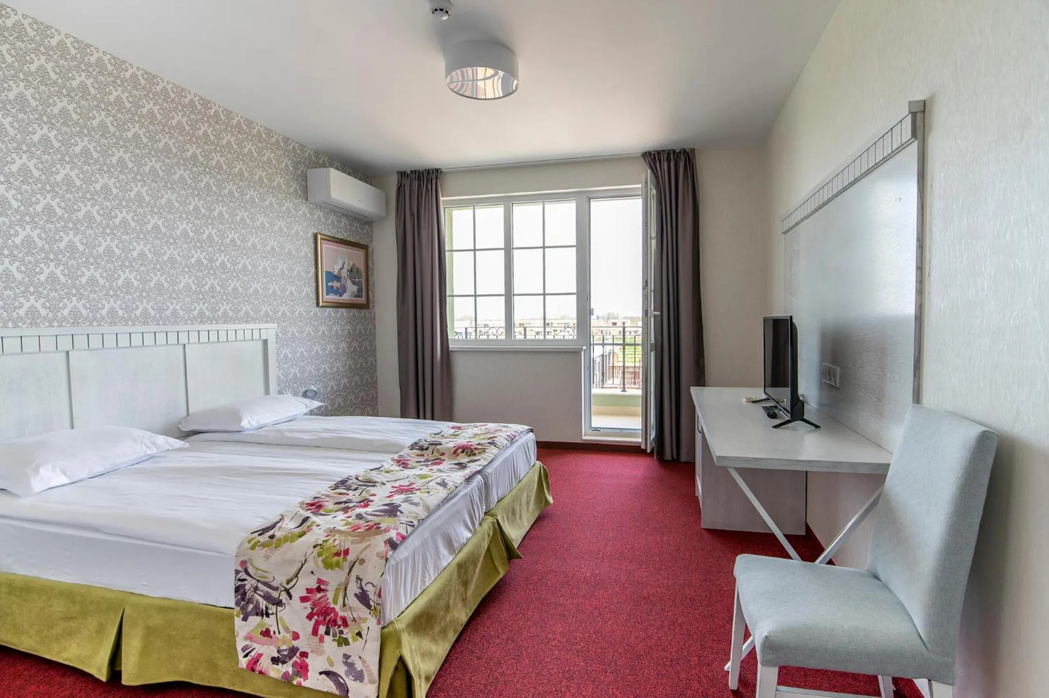 Communal lounge/ TV room, Bed in Glamping Alliance Hotel