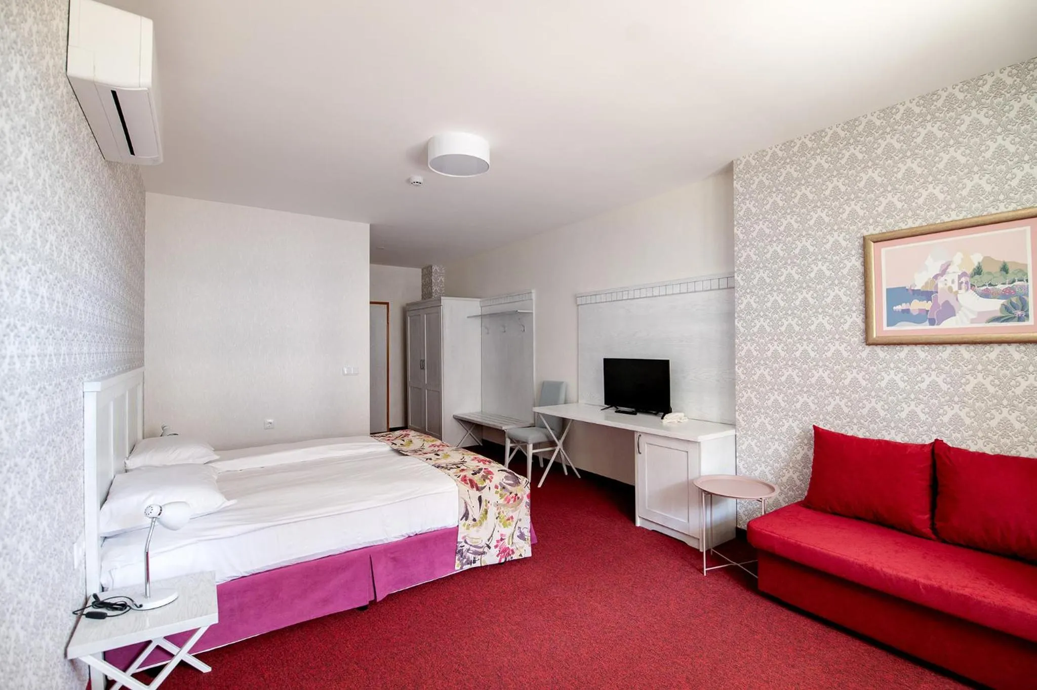 Communal lounge/ TV room, Bed in Glamping Alliance Hotel