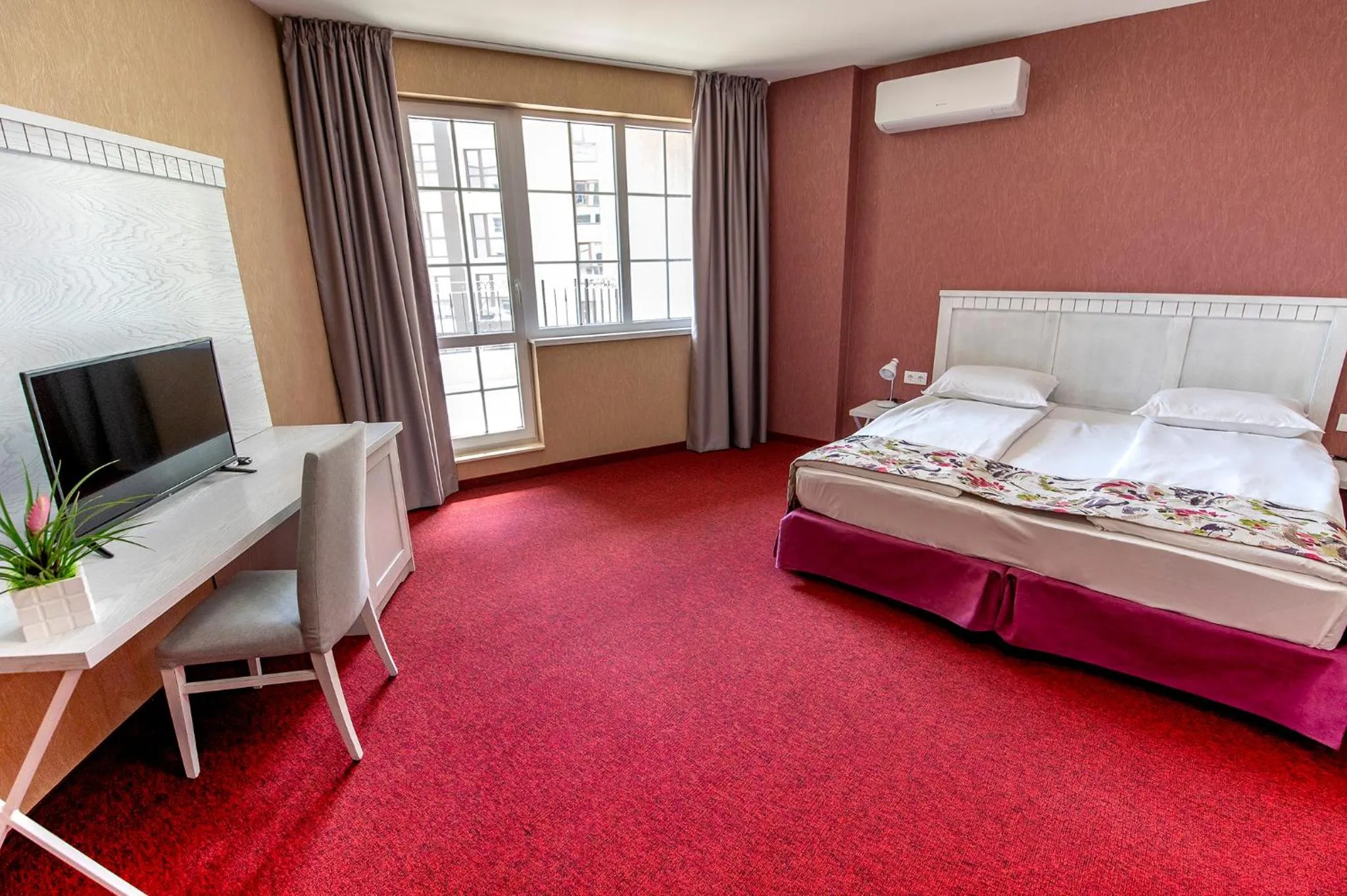 Communal lounge/ TV room, Bed in Glamping Alliance Hotel