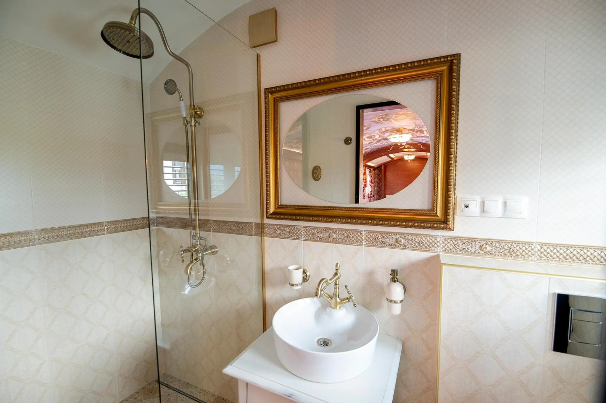 Shower in Glamping Alliance Hotel