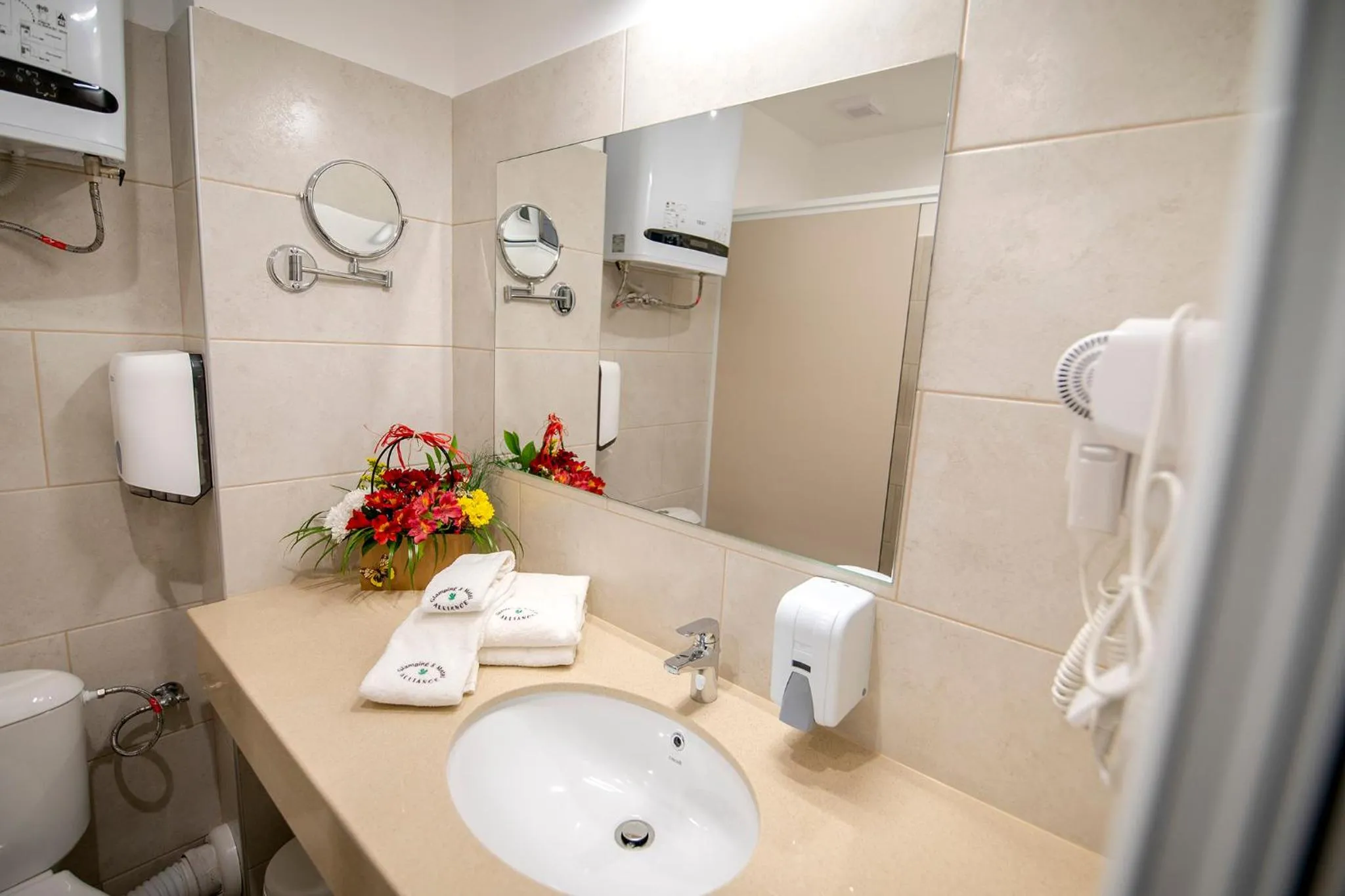 Shower in Glamping Alliance Hotel