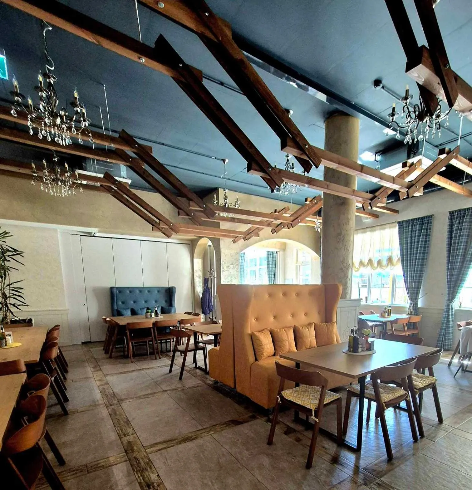 Communal lounge/ TV room in Glamping Alliance Hotel
