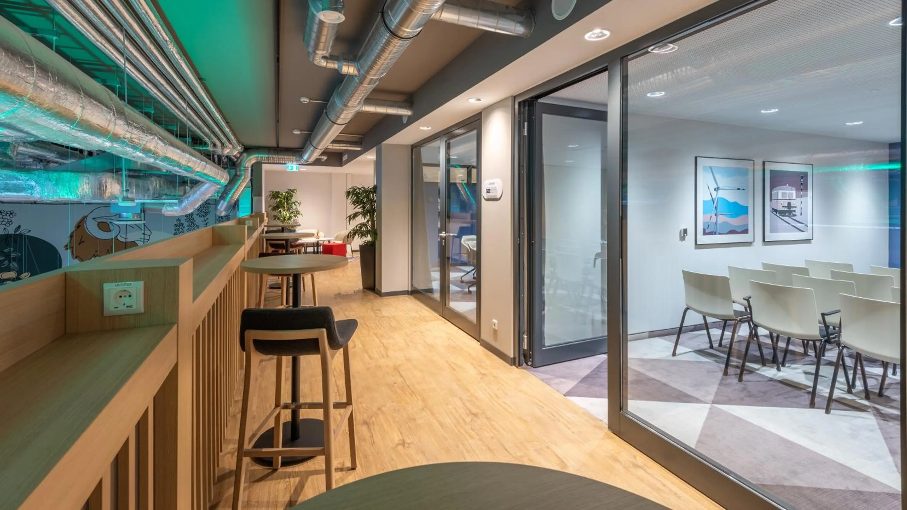 Meeting/conference room in Holiday Inn Express - Hamburg South A7-AS42 by IHG