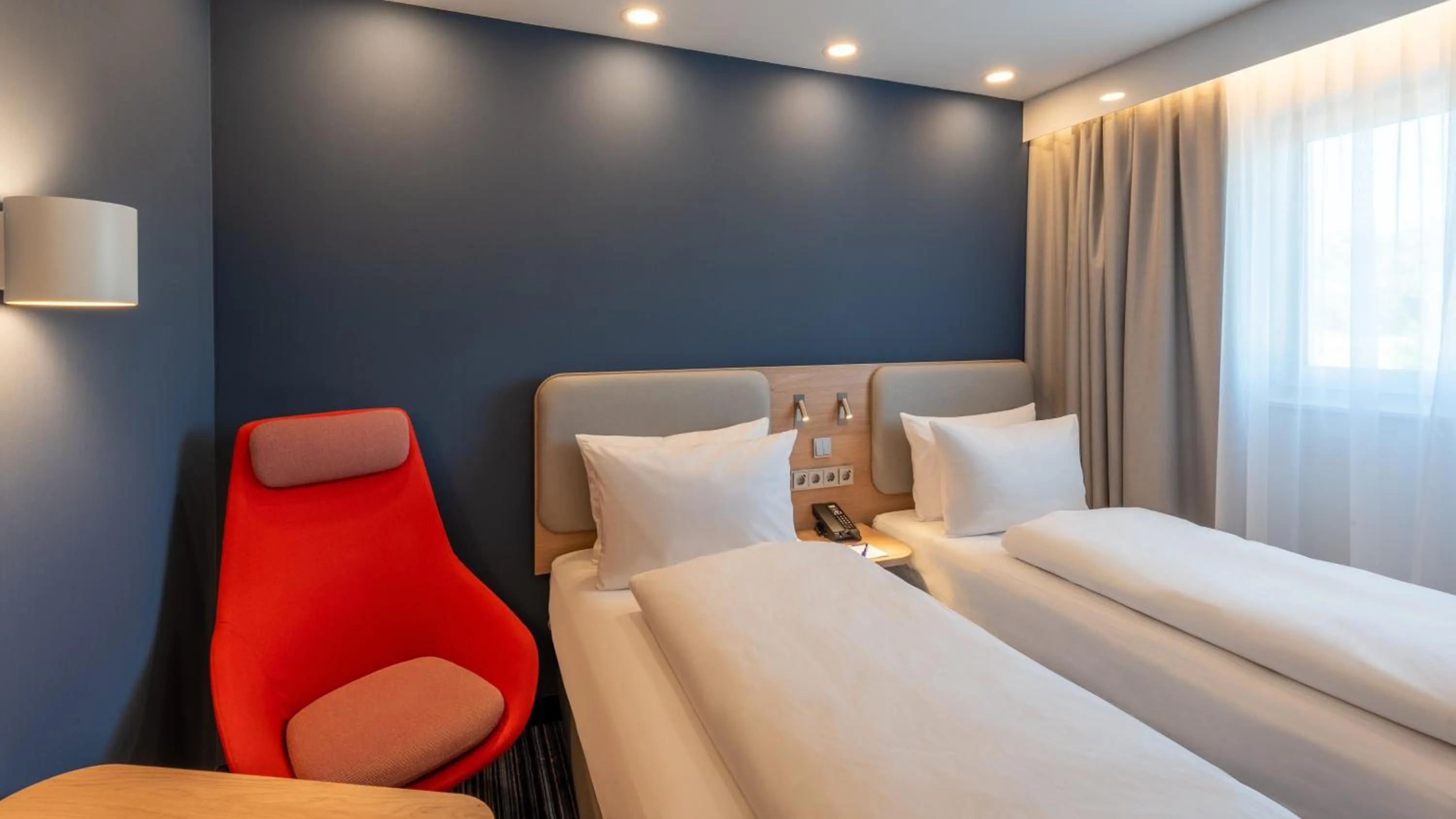 Photo of the whole room, Bed in Holiday Inn Express - Hamburg South A7-AS42 by IHG