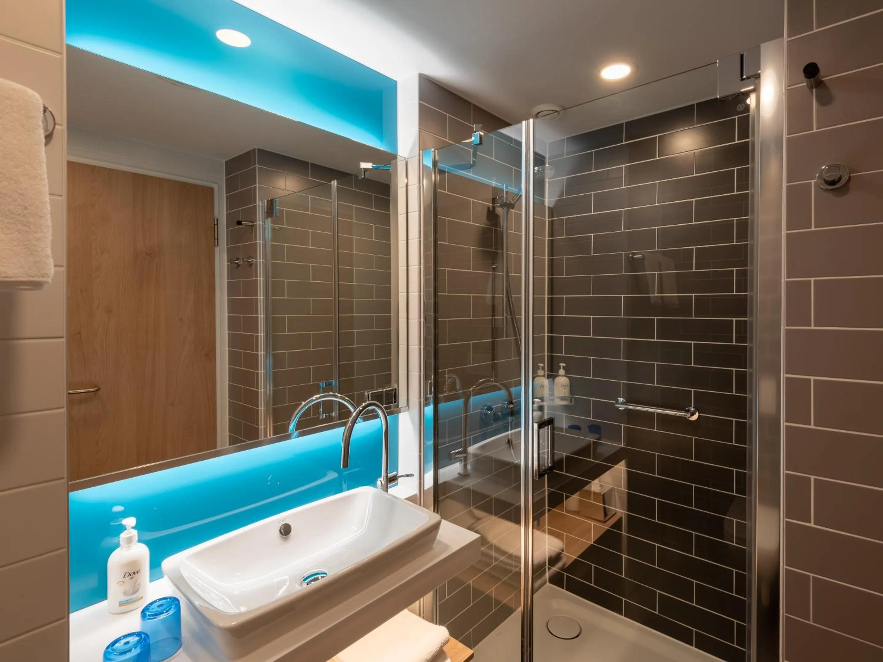 Toilet in Holiday Inn Express - Hamburg South A7-AS42 by IHG