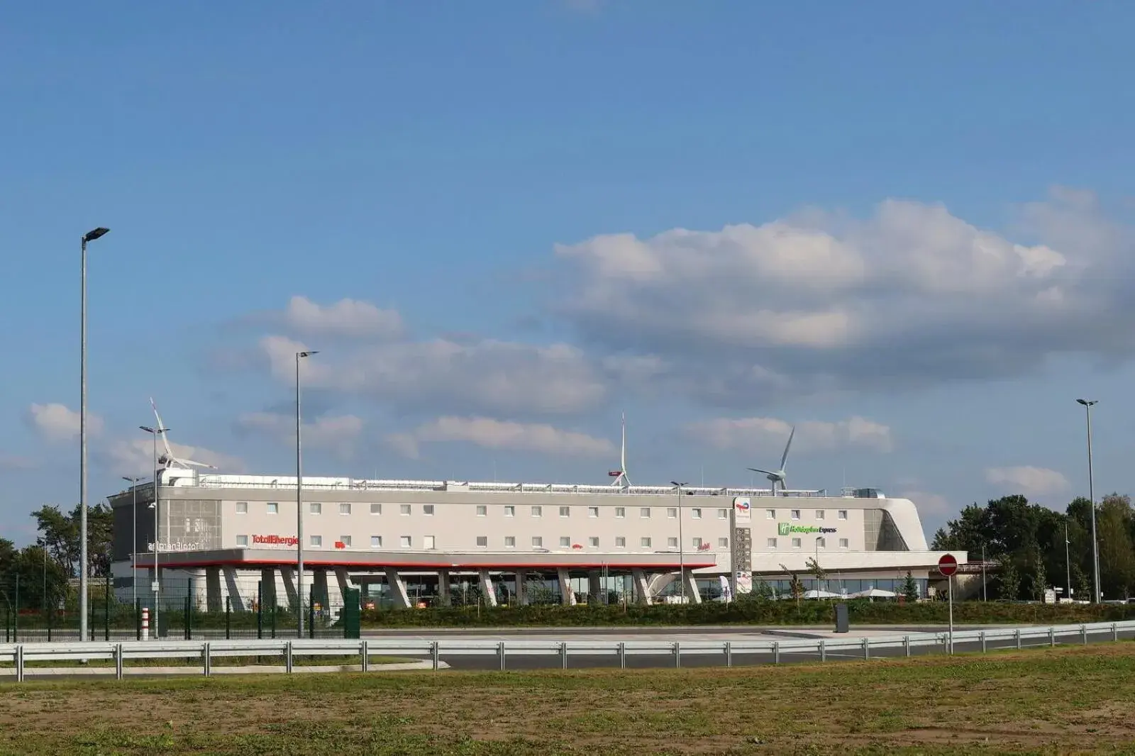 Property building in Holiday Inn Express - Hamburg South A7-AS42 by IHG Property building in Holiday Inn Express - Hamburg South A7-AS42 by IHG