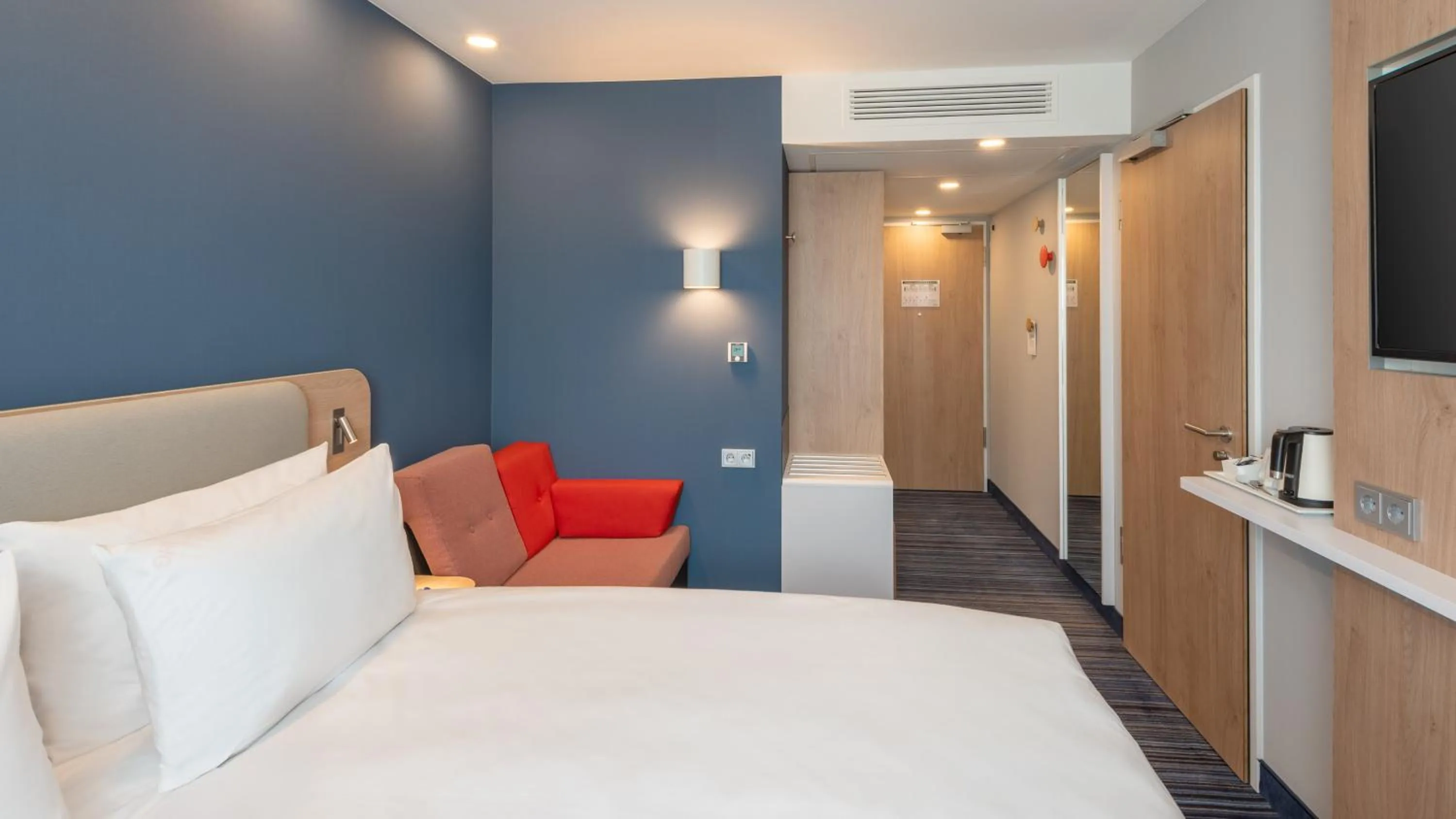 Photo of the whole room, Bed in Holiday Inn Express - Hamburg South A7-AS42 by IHG