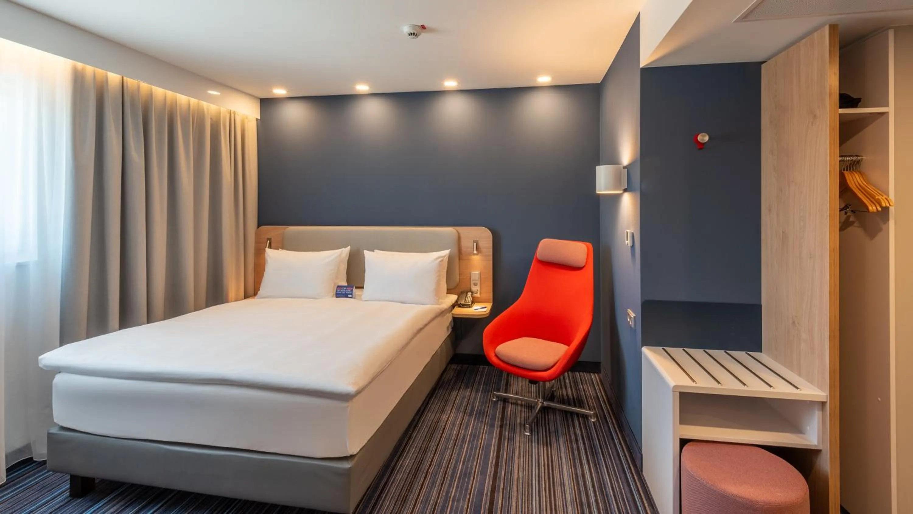 Photo of the whole room, Bed in Holiday Inn Express - Hamburg South A7-AS42 by IHG
