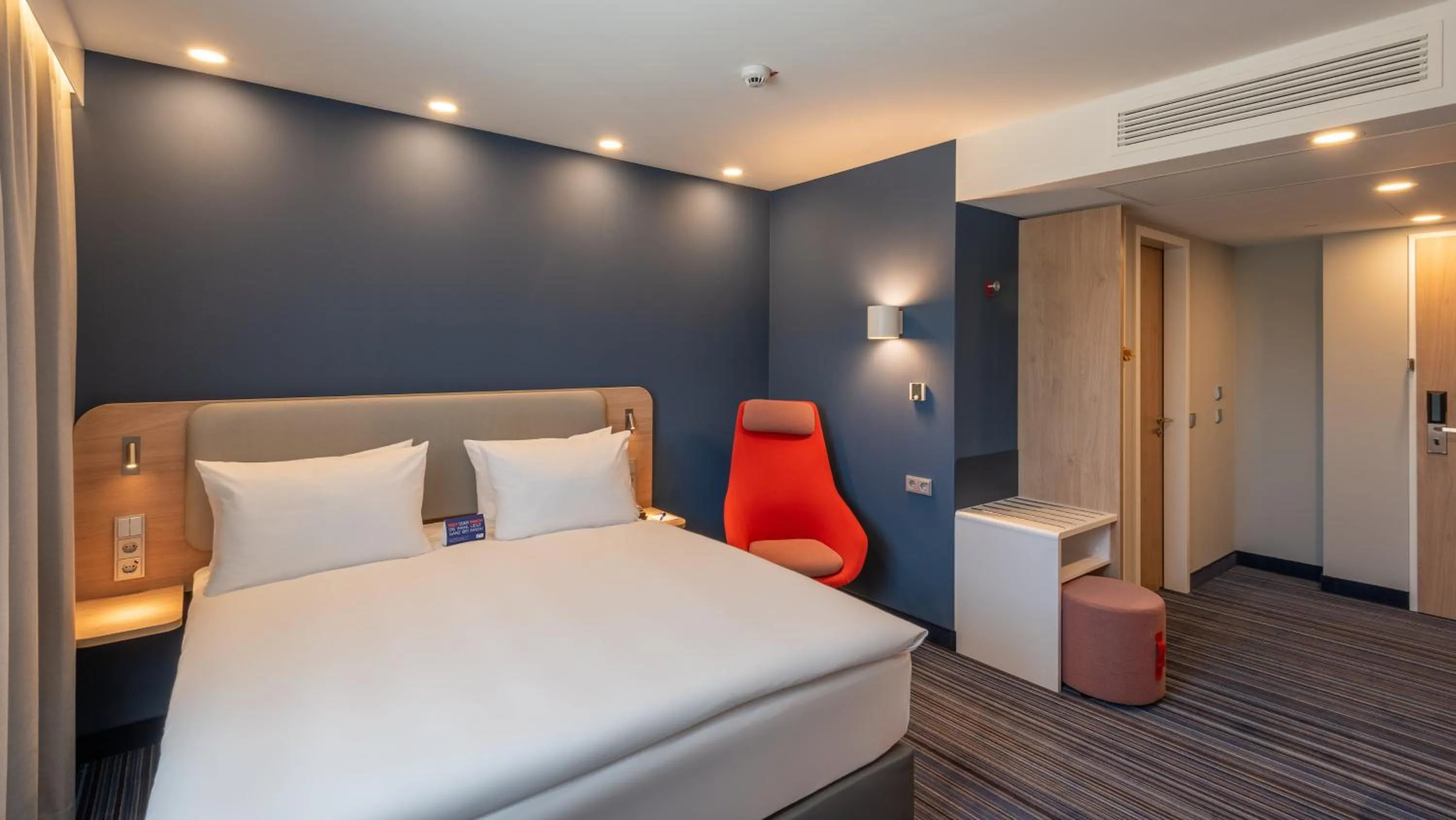 Photo of the whole room, Bed in Holiday Inn Express - Hamburg South A7-AS42 by IHG