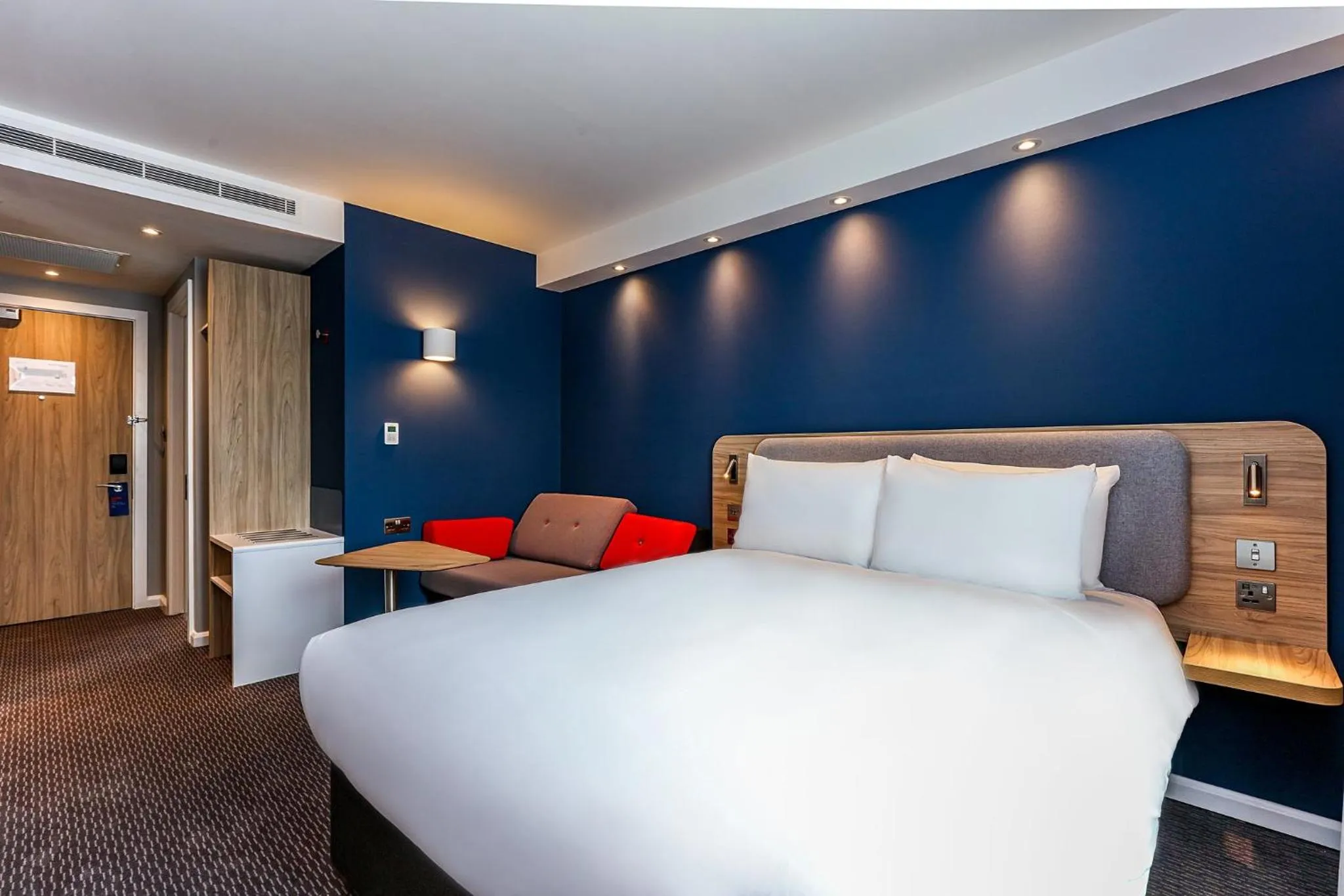 Photo of the whole room, Bed in Holiday Inn Express - Hamburg South A7-AS42 by IHG
