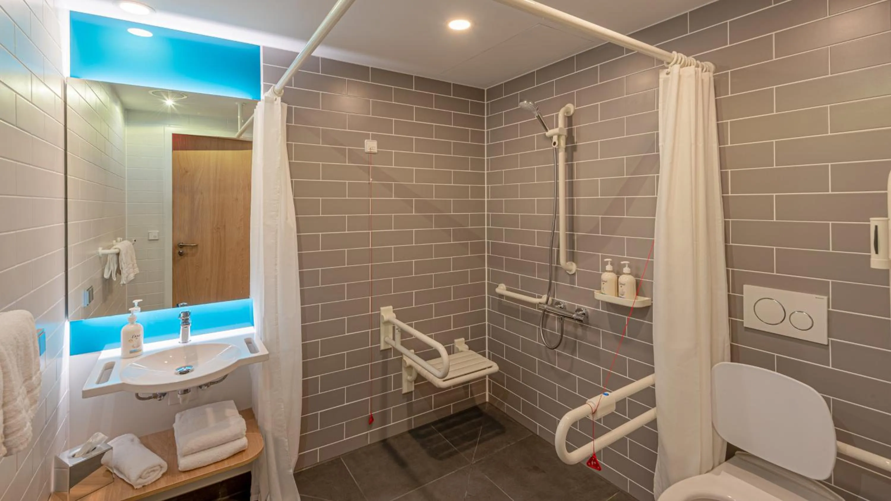 Photo of the whole room in Holiday Inn Express - Hamburg South A7-AS42 by IHG