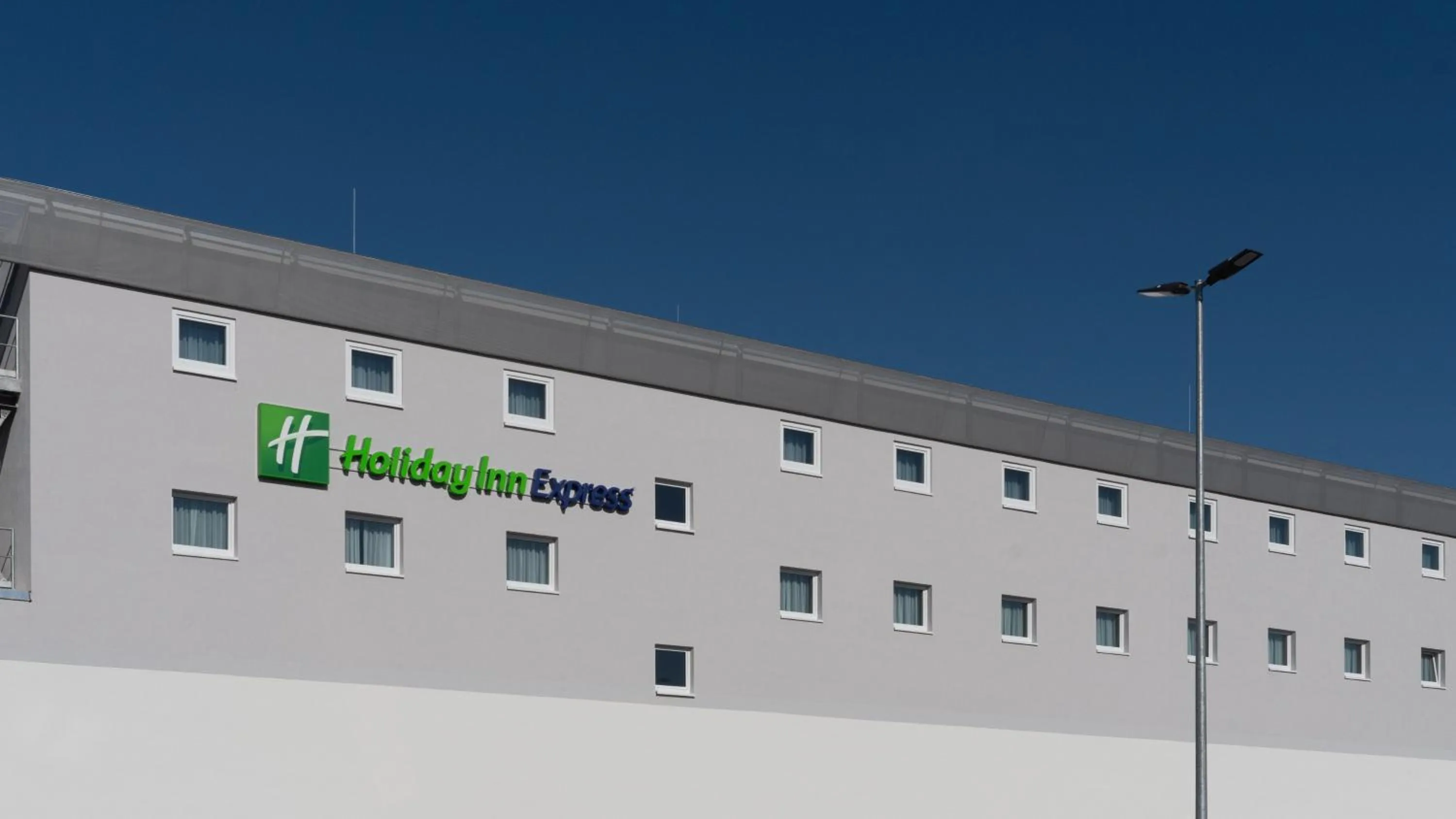 Property building in Holiday Inn Express - Hamburg South A7-AS42 by IHG