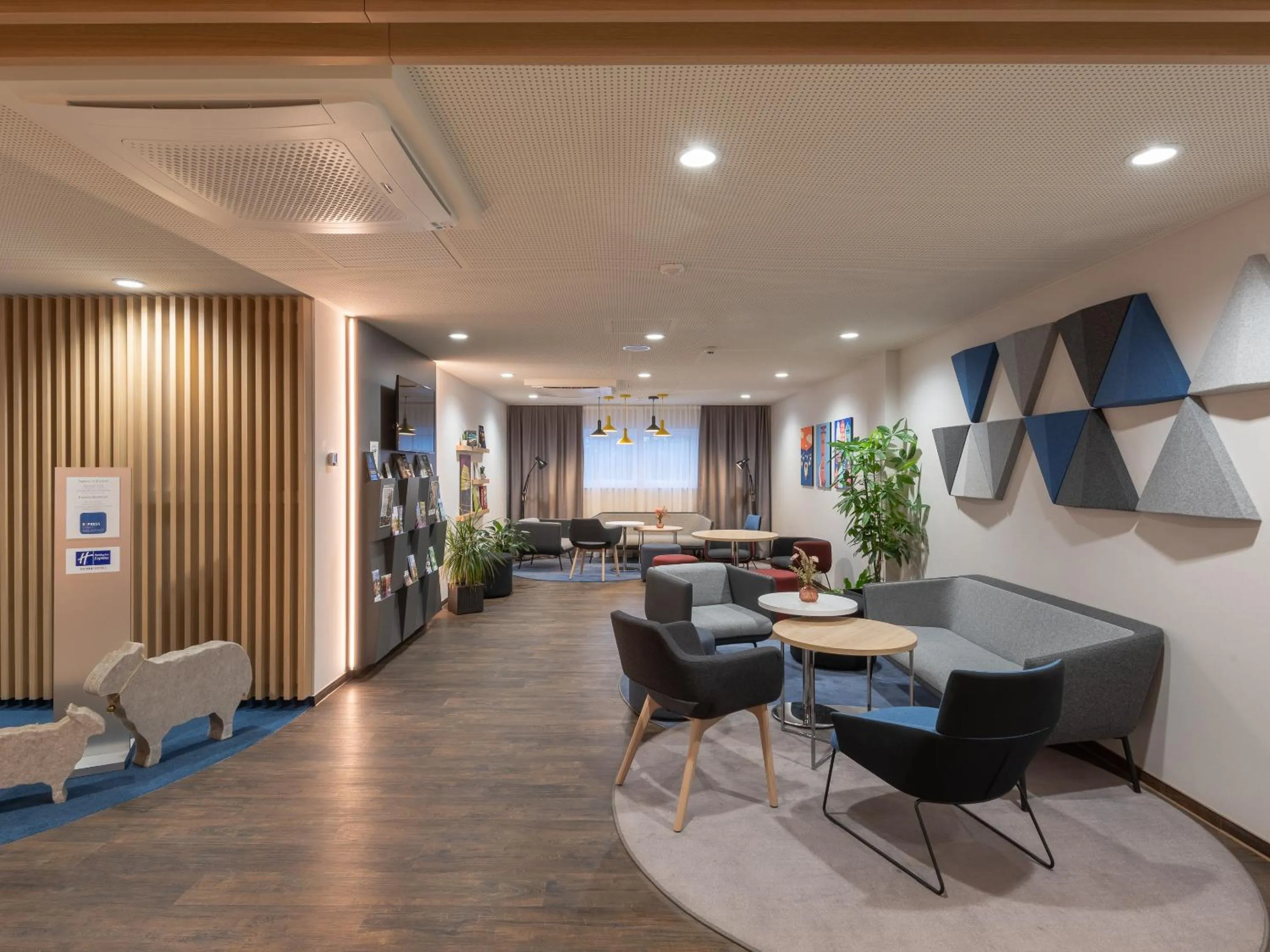 Lobby or reception in Holiday Inn Express - Hamburg South A7-AS42 by IHG