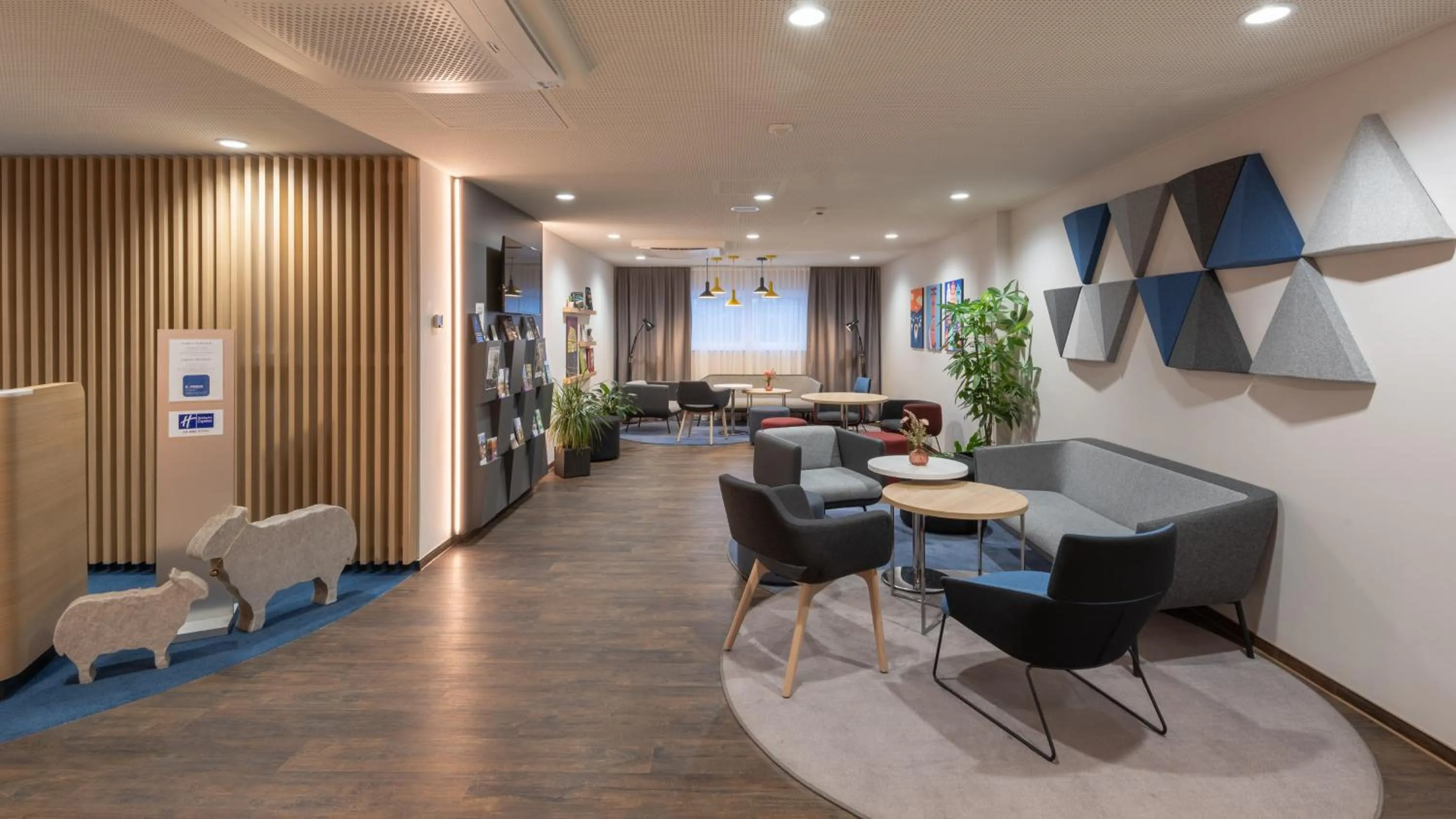 Property building in Holiday Inn Express - Hamburg South A7-AS42 by IHG