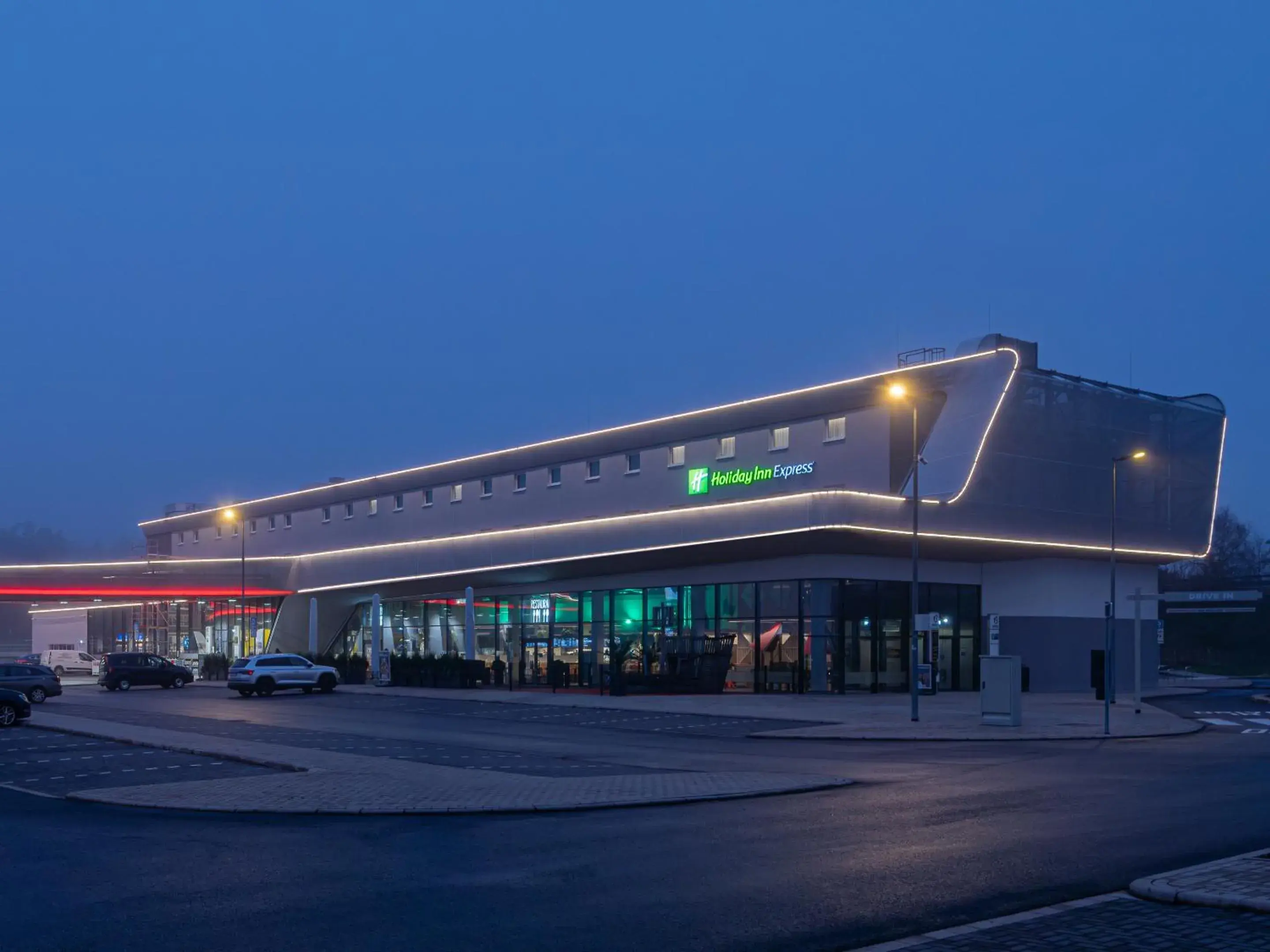 Property building in Holiday Inn Express - Hamburg South A7-AS42 by IHG Property building in Holiday Inn Express - Hamburg South A7-AS42 by IHG