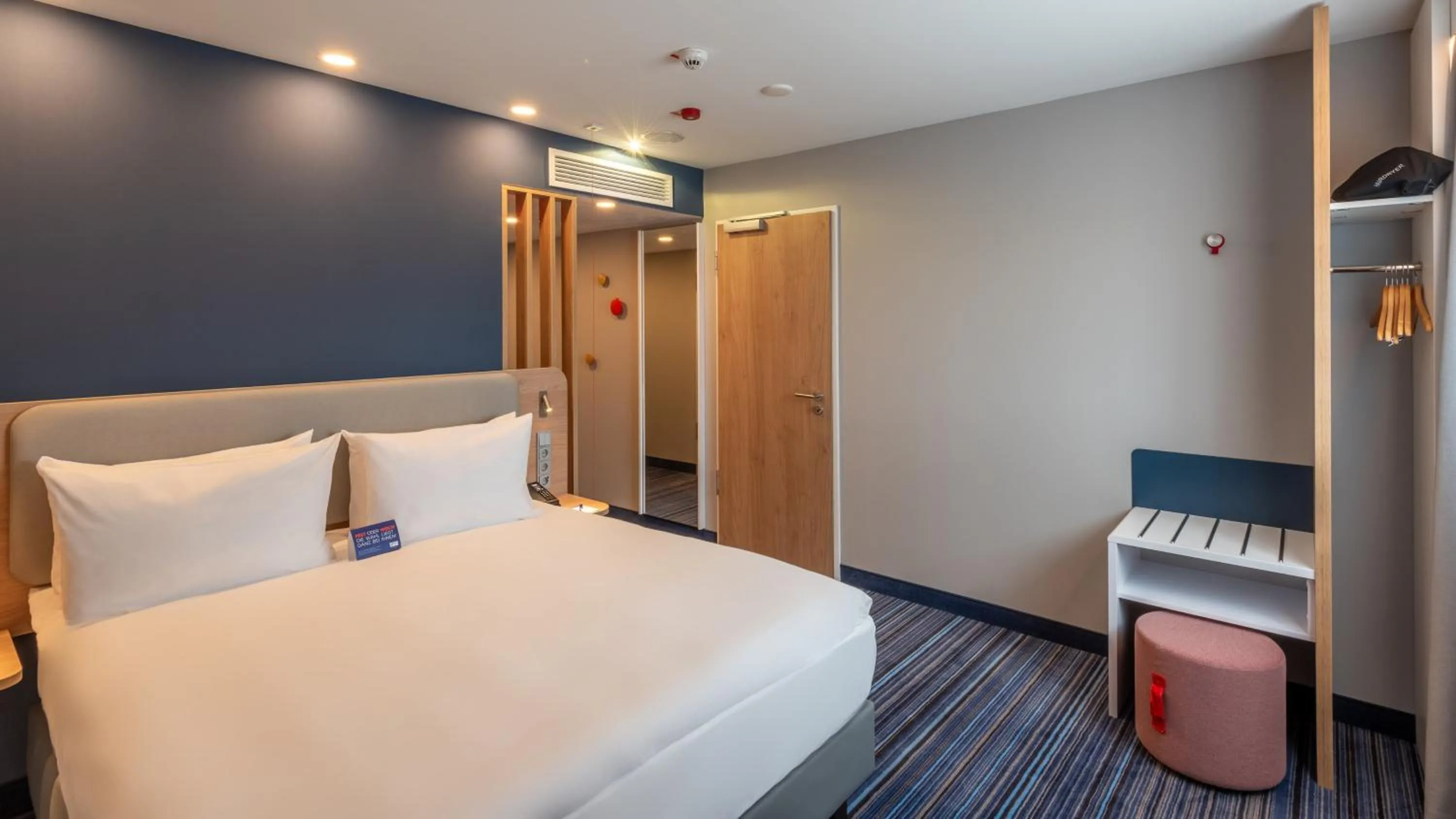 Photo of the whole room, Bed in Holiday Inn Express - Hamburg South A7-AS42 by IHG