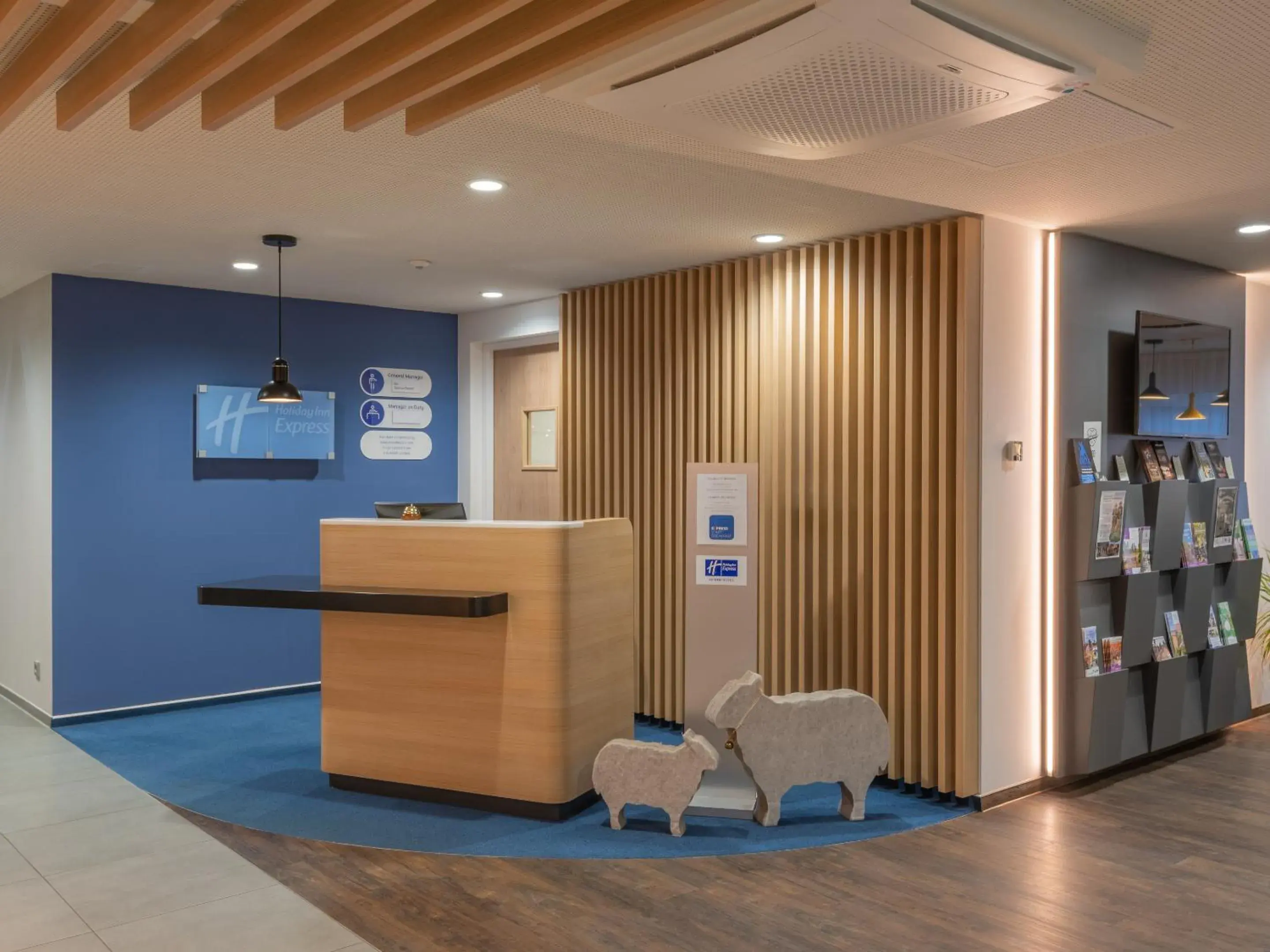 Lobby or reception in Holiday Inn Express - Hamburg South A7-AS42 by IHG Lobby or reception in Holiday Inn Express - Hamburg South A7-AS42 by IHG