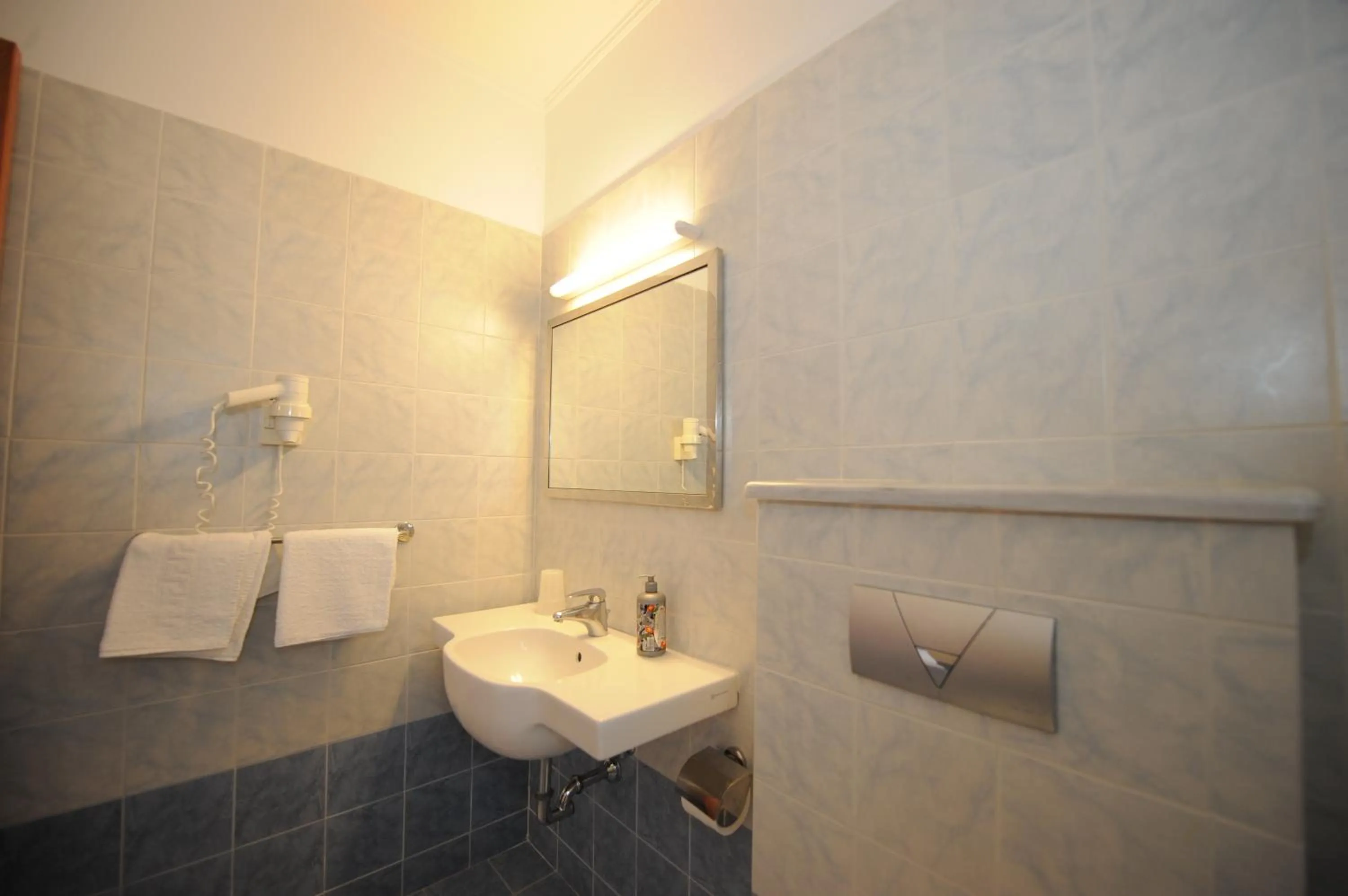 Bathroom in Golden View Studios