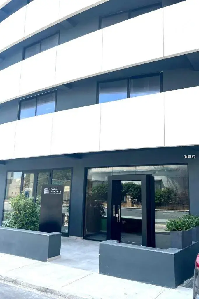 Property building in Park Heights by the Warren Collection Property building in Park Heights by the Warren Collection