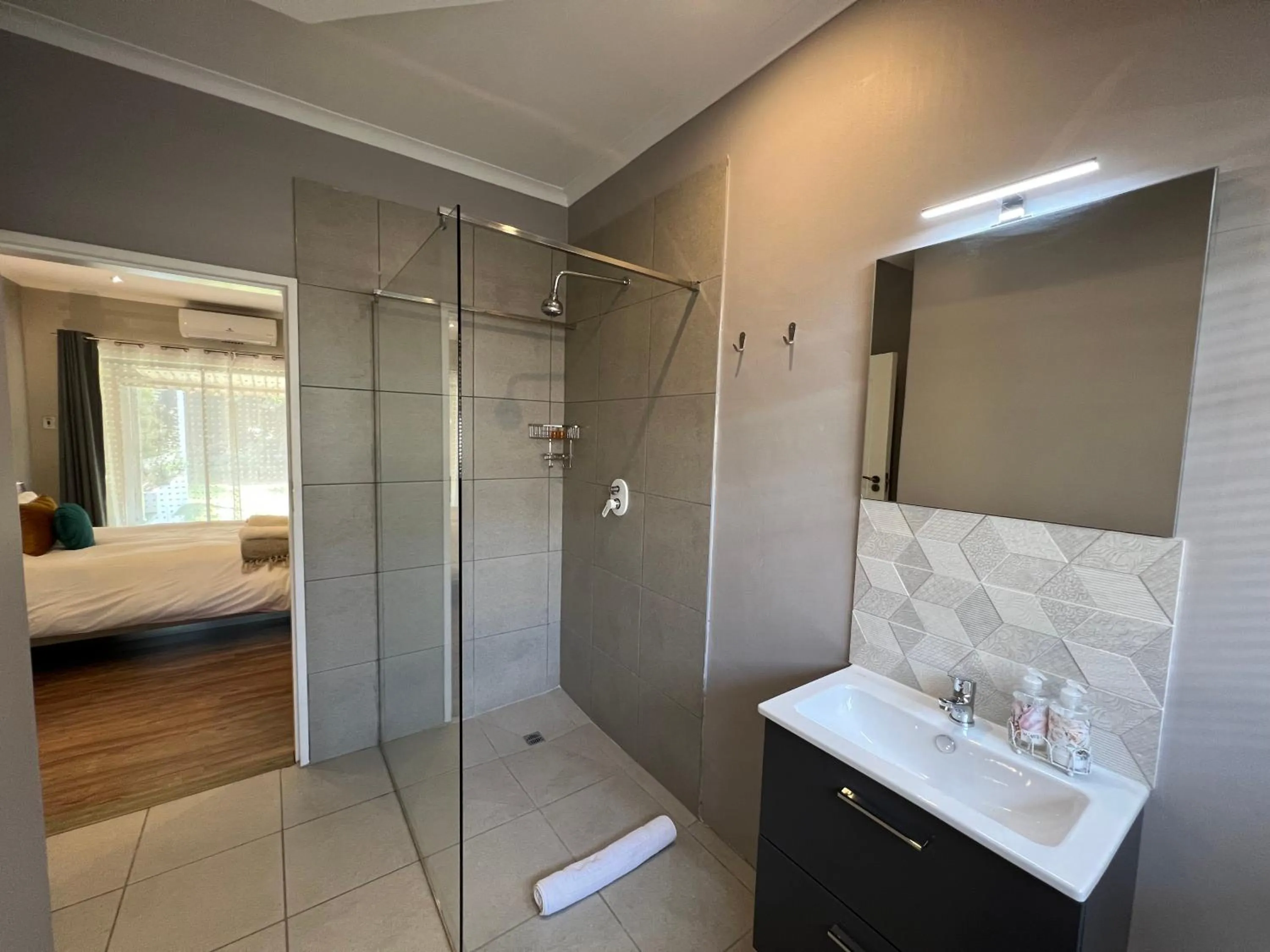 Bathroom, Bed in Le'Ciara Luxury Guest House